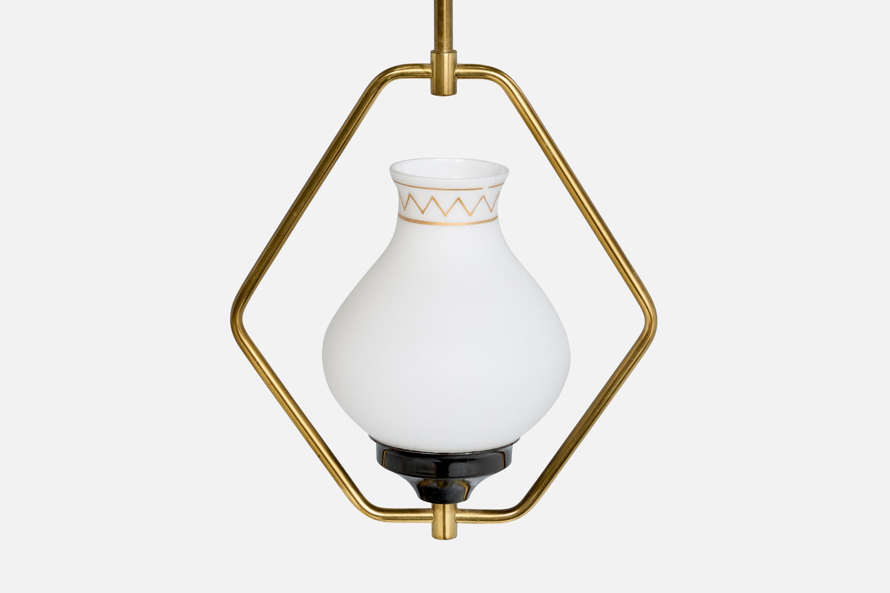 Metà XX secolo Designer svedese, lampada a sospensione, ottone, metallo, vetro, Svezia, anni '1950 in vendita