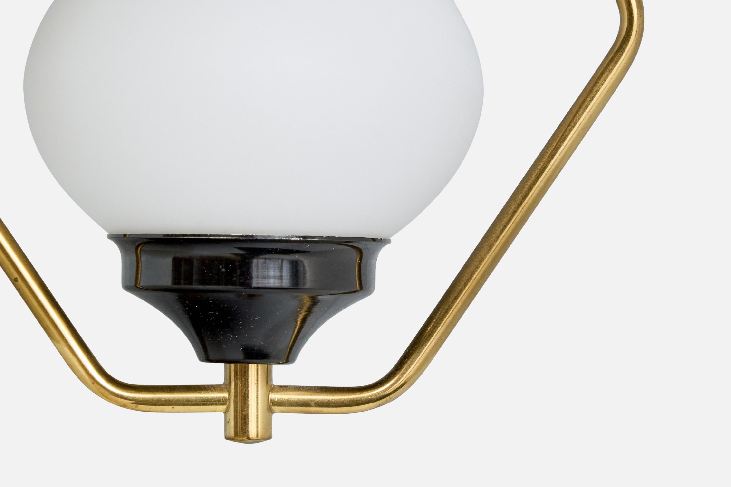 Metallo Designer svedese, lampada a sospensione, ottone, metallo, vetro, Svezia, anni '1950 in vendita