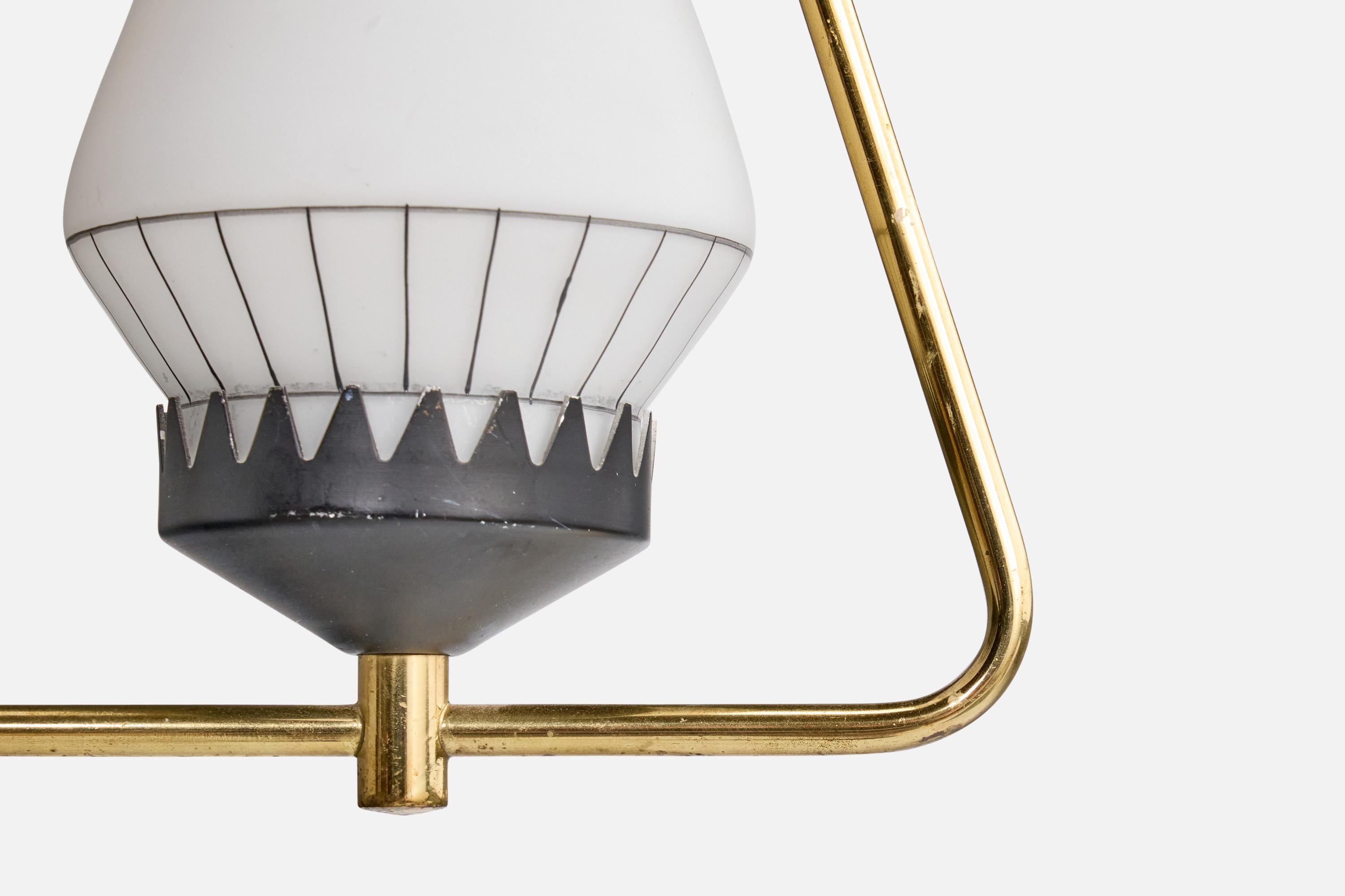 Metà XX secolo Designer svedese, lampada a sospensione, ottone, metallo, vetro, Svezia, anni '1950 in vendita