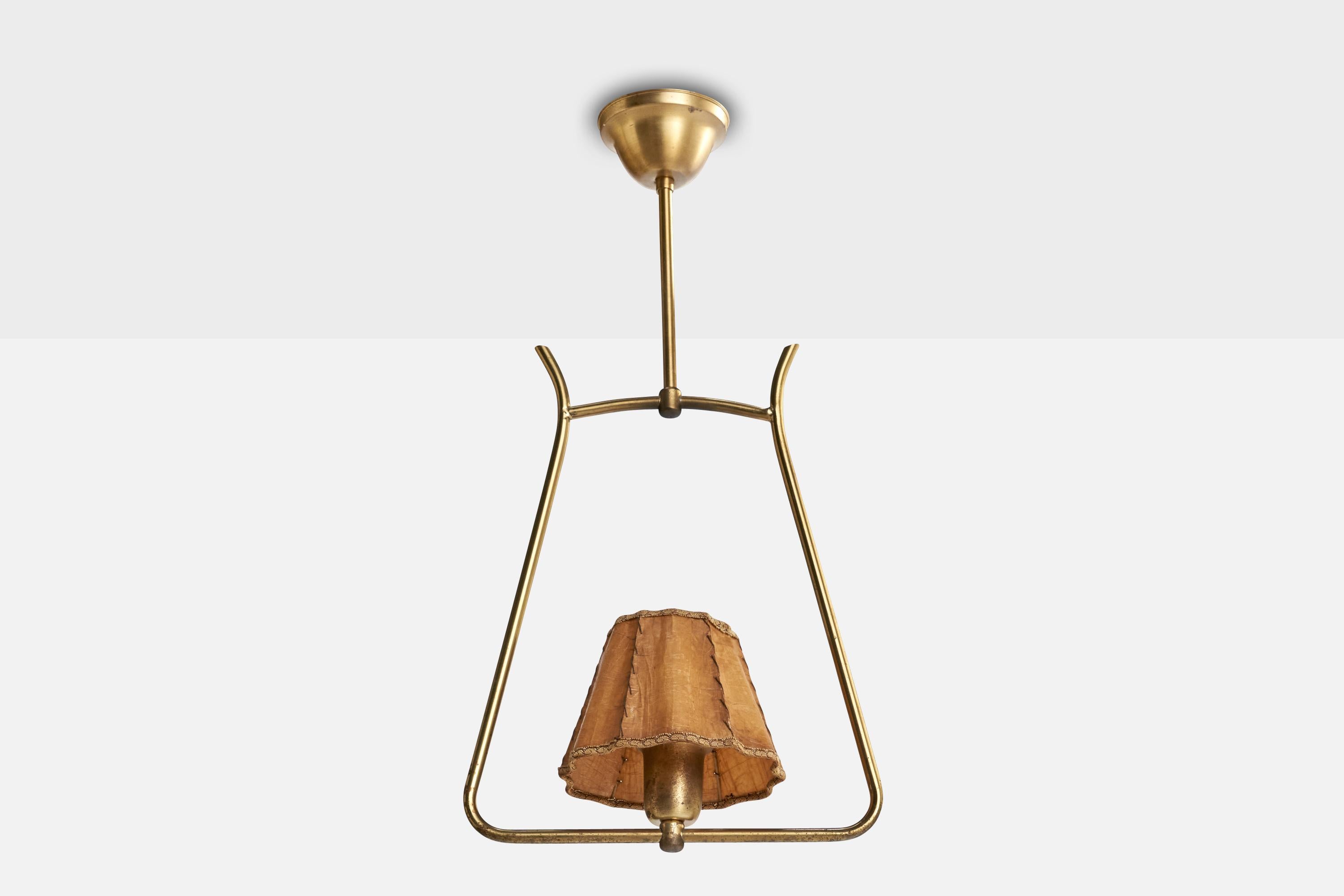 Lampada a sospensione in ottone e carta pergamena marrone progettata e prodotta in Svezia, anni '40 circa.

Dimensioni complessive (pollici): 23,75