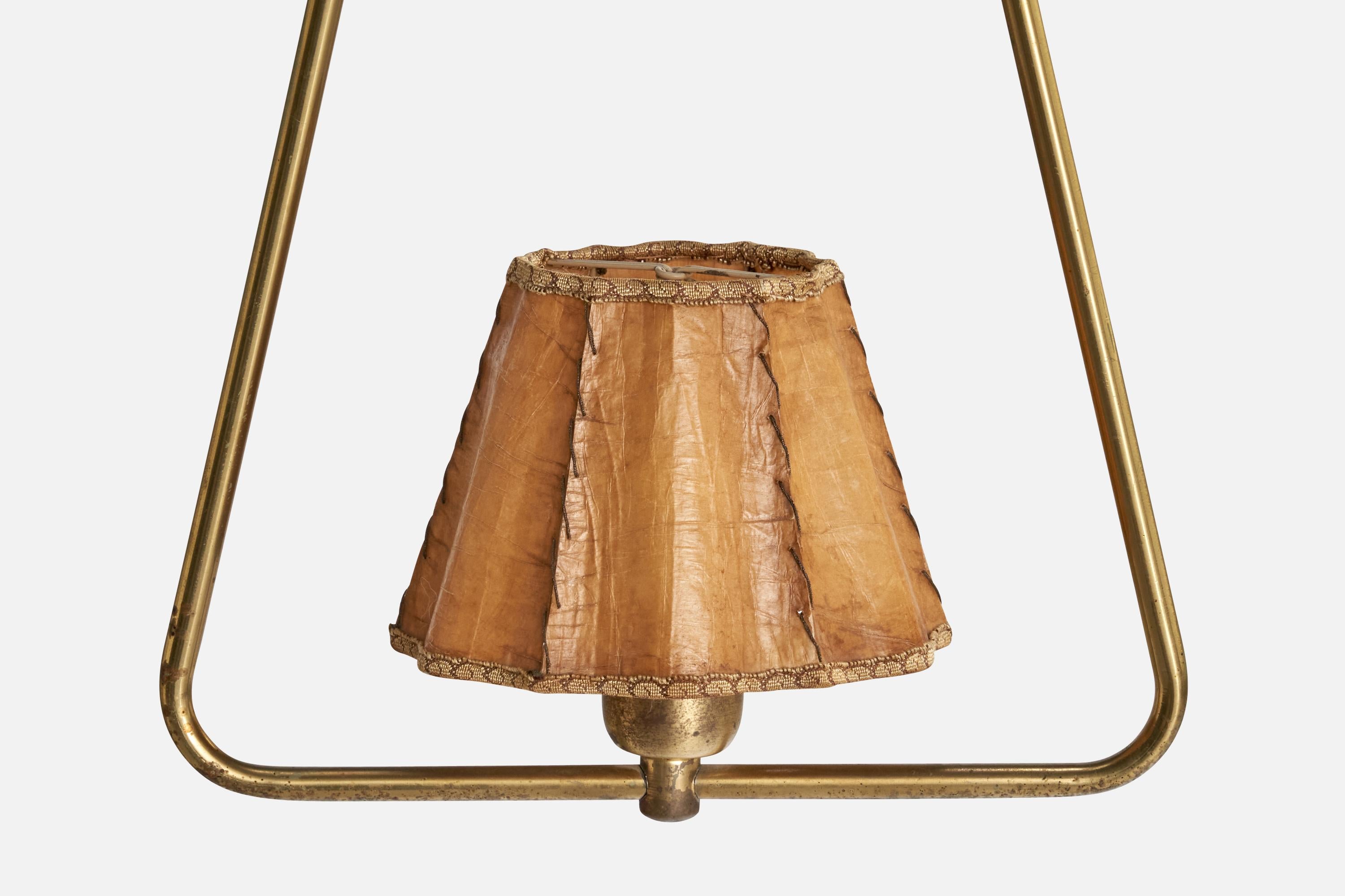 Metà XX secolo Designer svedese, lampada a sospensione, ottone, carta pergamena, Svezia, anni '40 in vendita