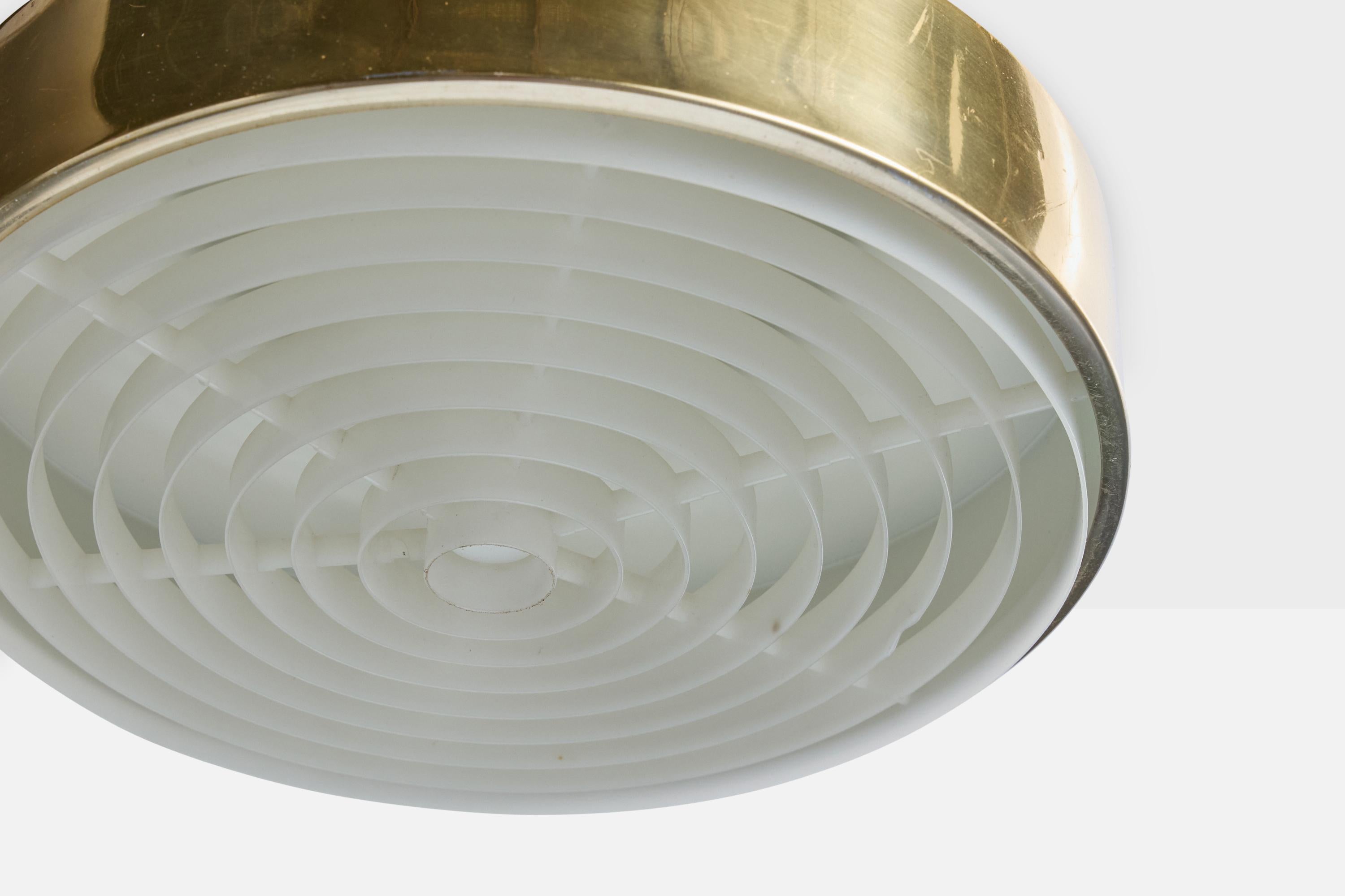 Diseñador sueco, lámpara colgante, latón, plástico, Suecia, años 70 finales del siglo XX en venta