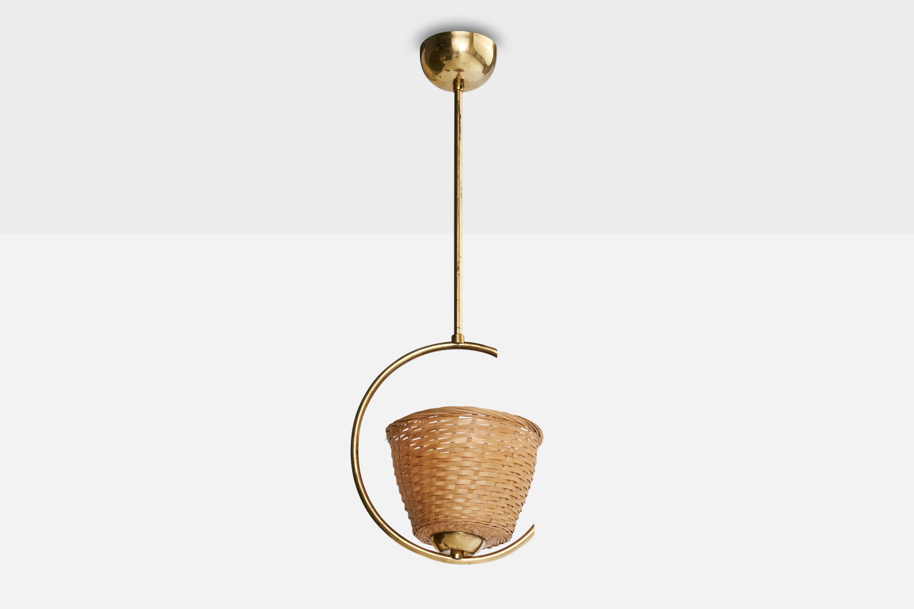 Lampada a sospensione in ottone e rattan progettata e prodotta in Svezia, anni '1950 circa.

Paralume in rattan assortito.

Dimensioni complessive (pollici): 24,75