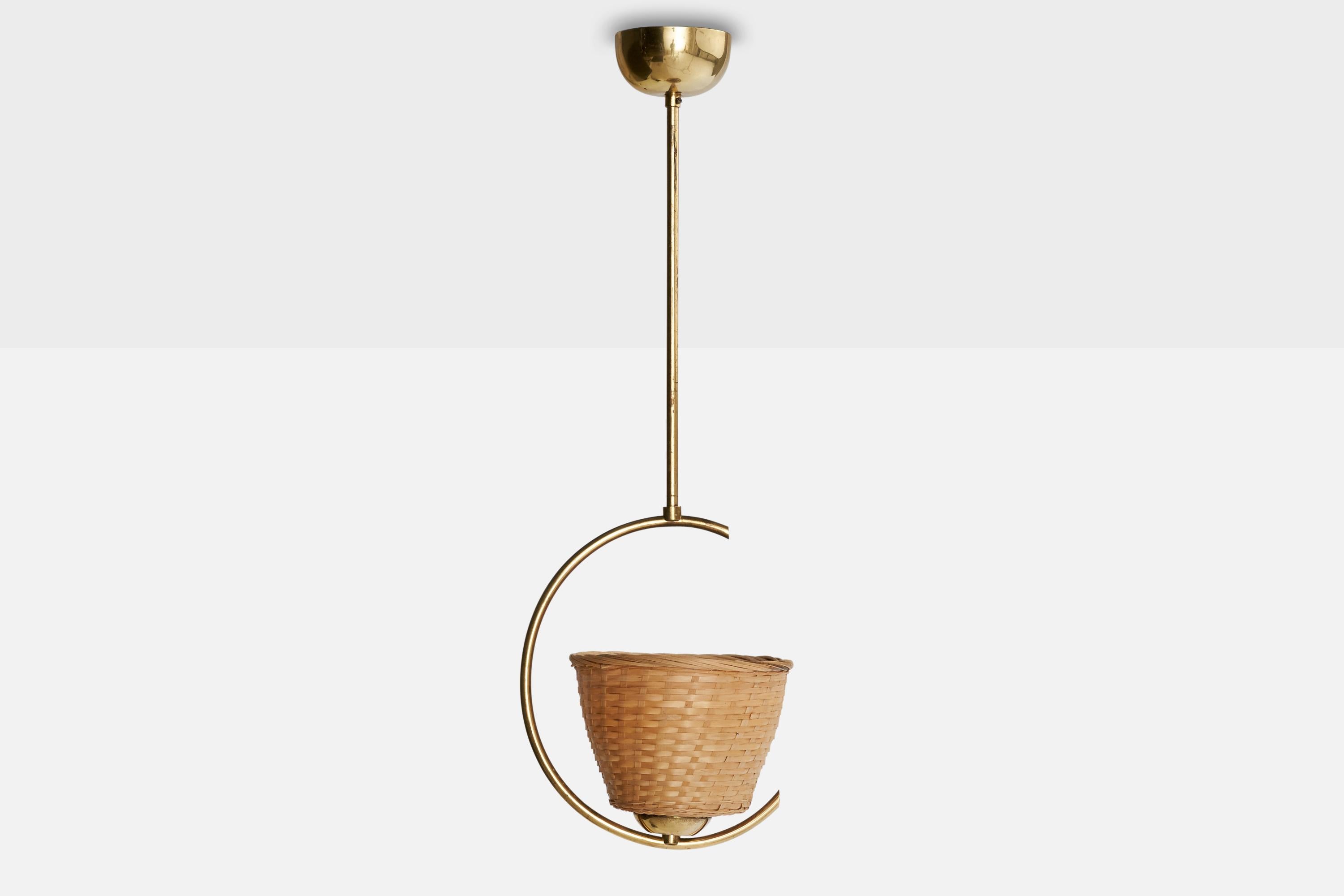 Scandinavo moderno Designer svedese, lampada a sospensione, ottone, rattan, Svezia, anni '1950 in vendita