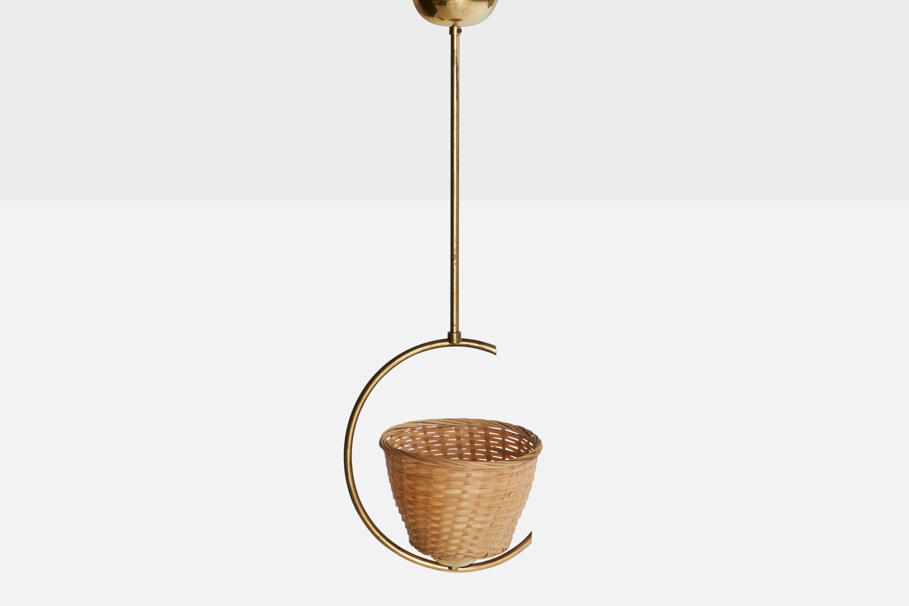 Svedese Designer svedese, lampada a sospensione, ottone, rattan, Svezia, anni '1950 in vendita