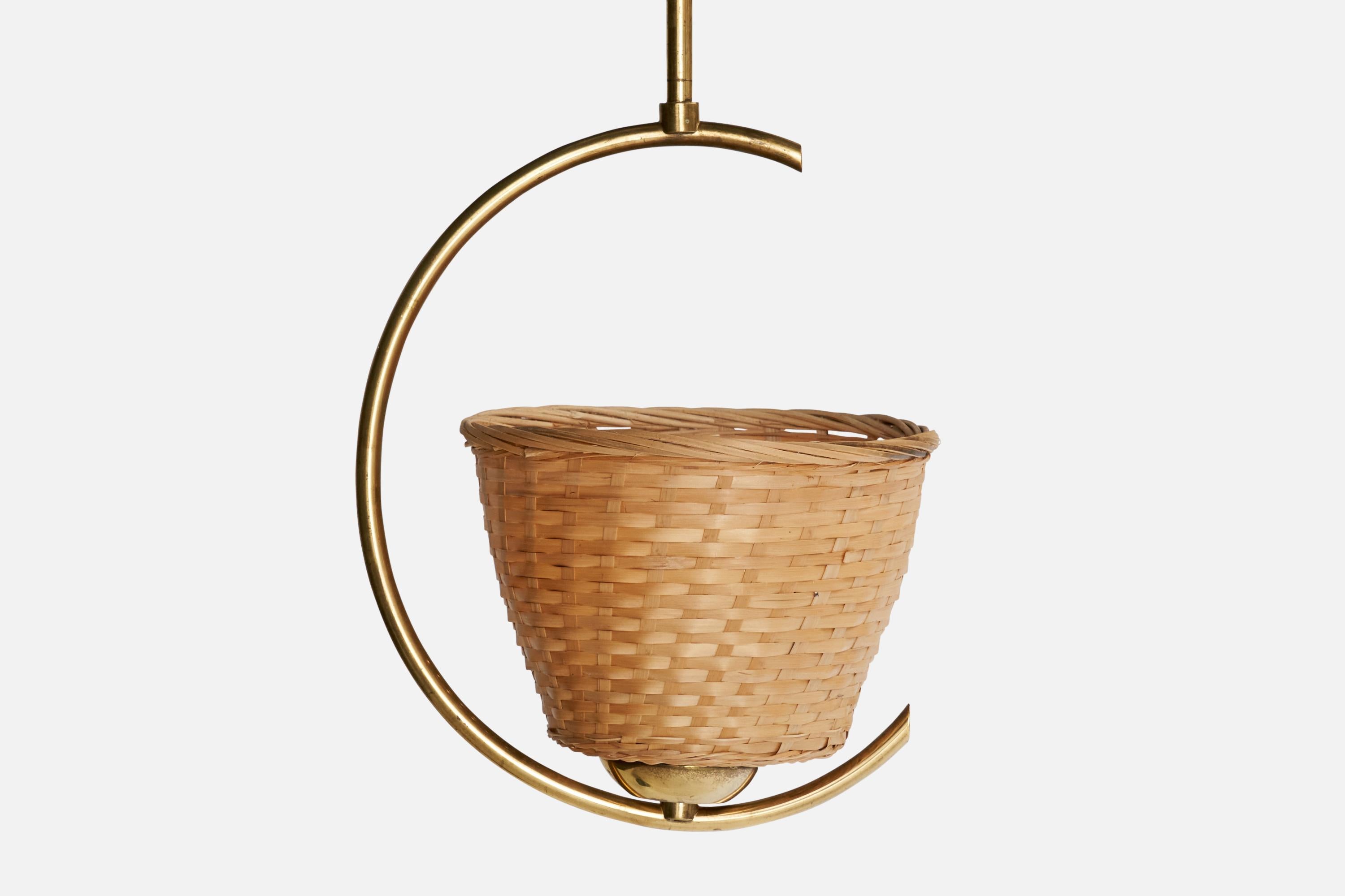 Designer svedese, lampada a sospensione, ottone, rattan, Svezia, anni '1950 In condizioni buone in vendita a High Point, NC