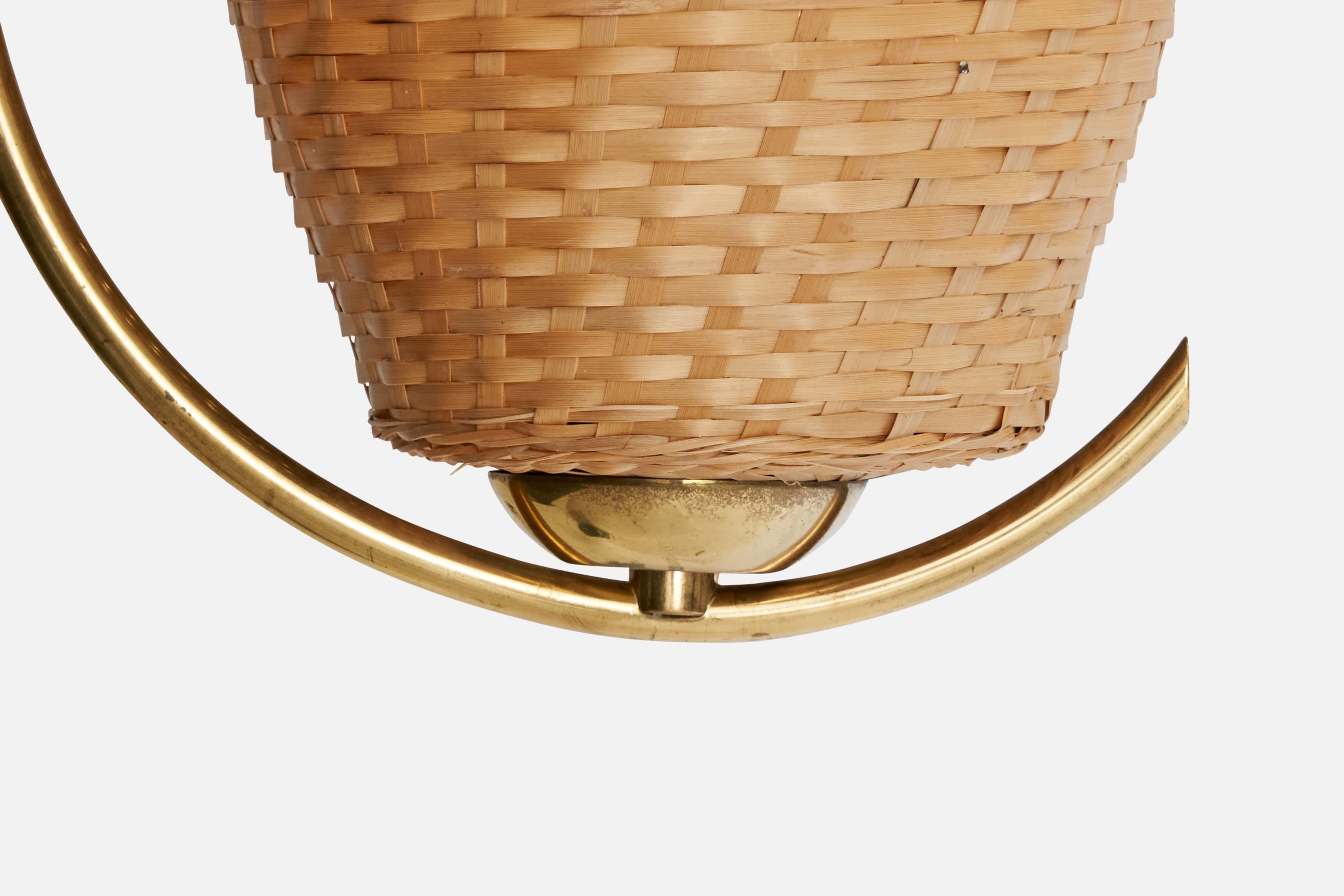 Metà XX secolo Designer svedese, lampada a sospensione, ottone, rattan, Svezia, anni '1950 in vendita
