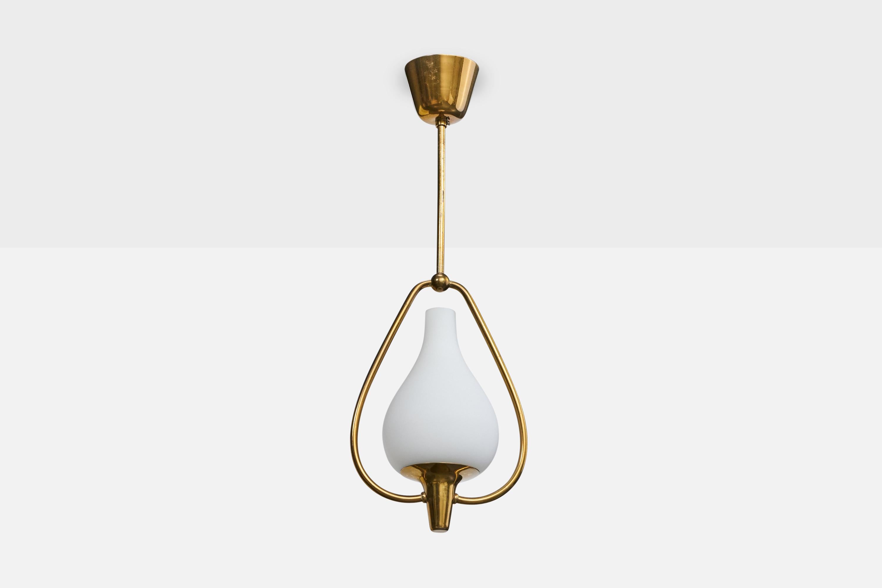Suspension en laiton et en verre opalin blanc, conçue et produite en Suède, vers les années 1940.

Dimensions globales (pouces) : 22.75 