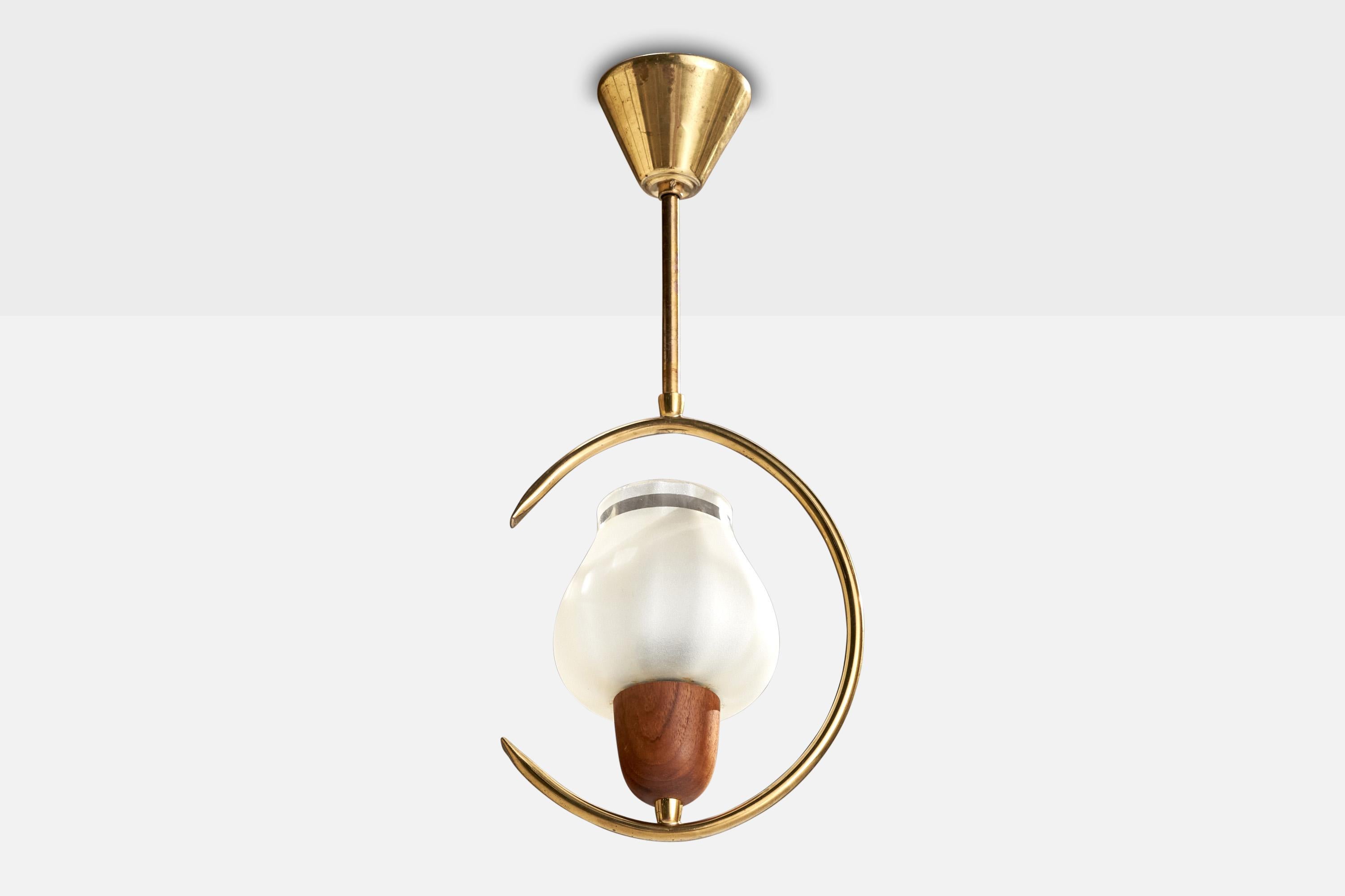 Lampada a sospensione in ottone, teak e vetro dorato progettata e prodotta in Svezia, anni '50 circa.

Dimensioni complessive (pollici): 18