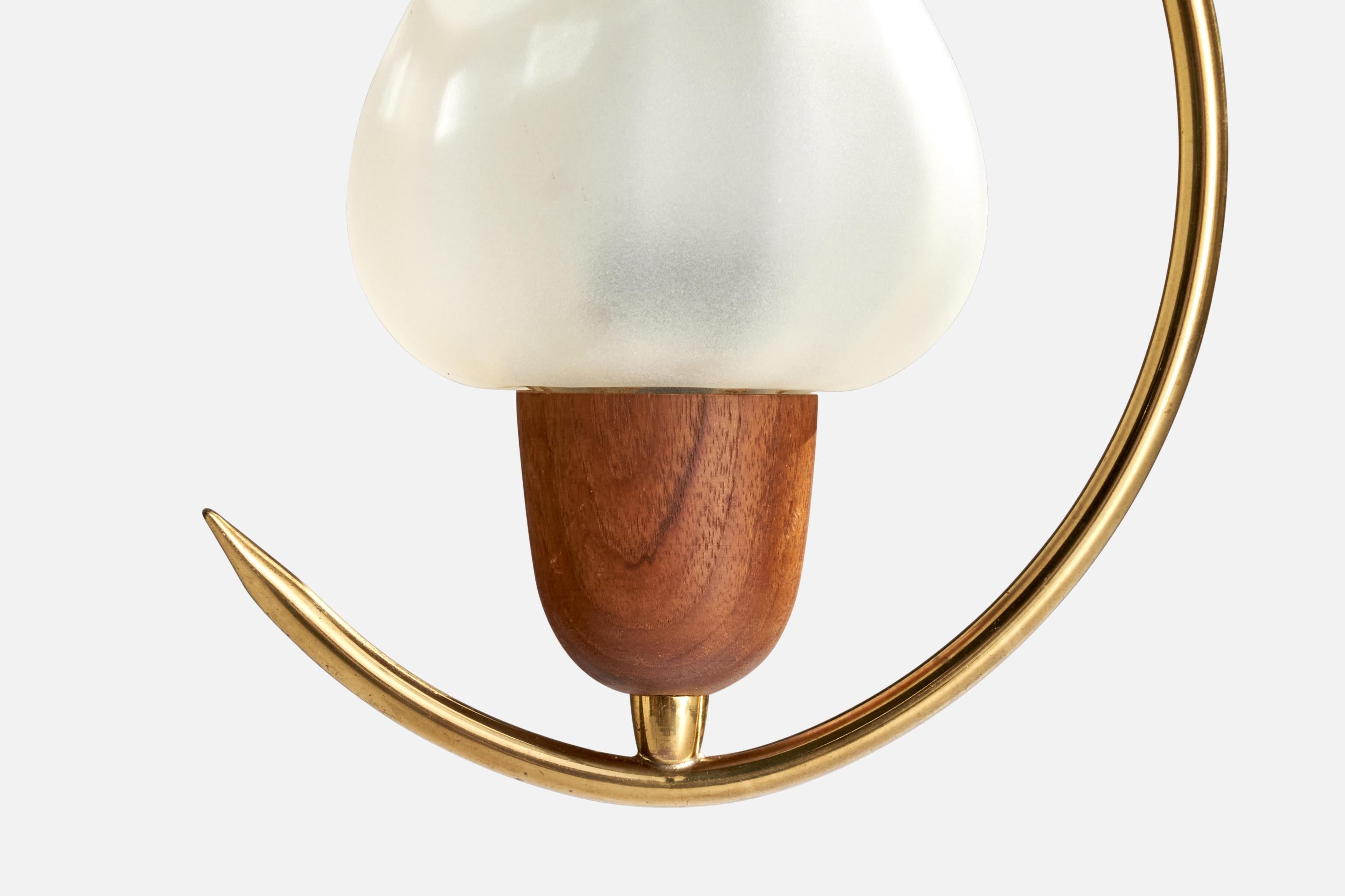 Metà XX secolo Lampada a sospensione di design svedese, ottone, teak, vetro, Svezia, anni '50 in vendita