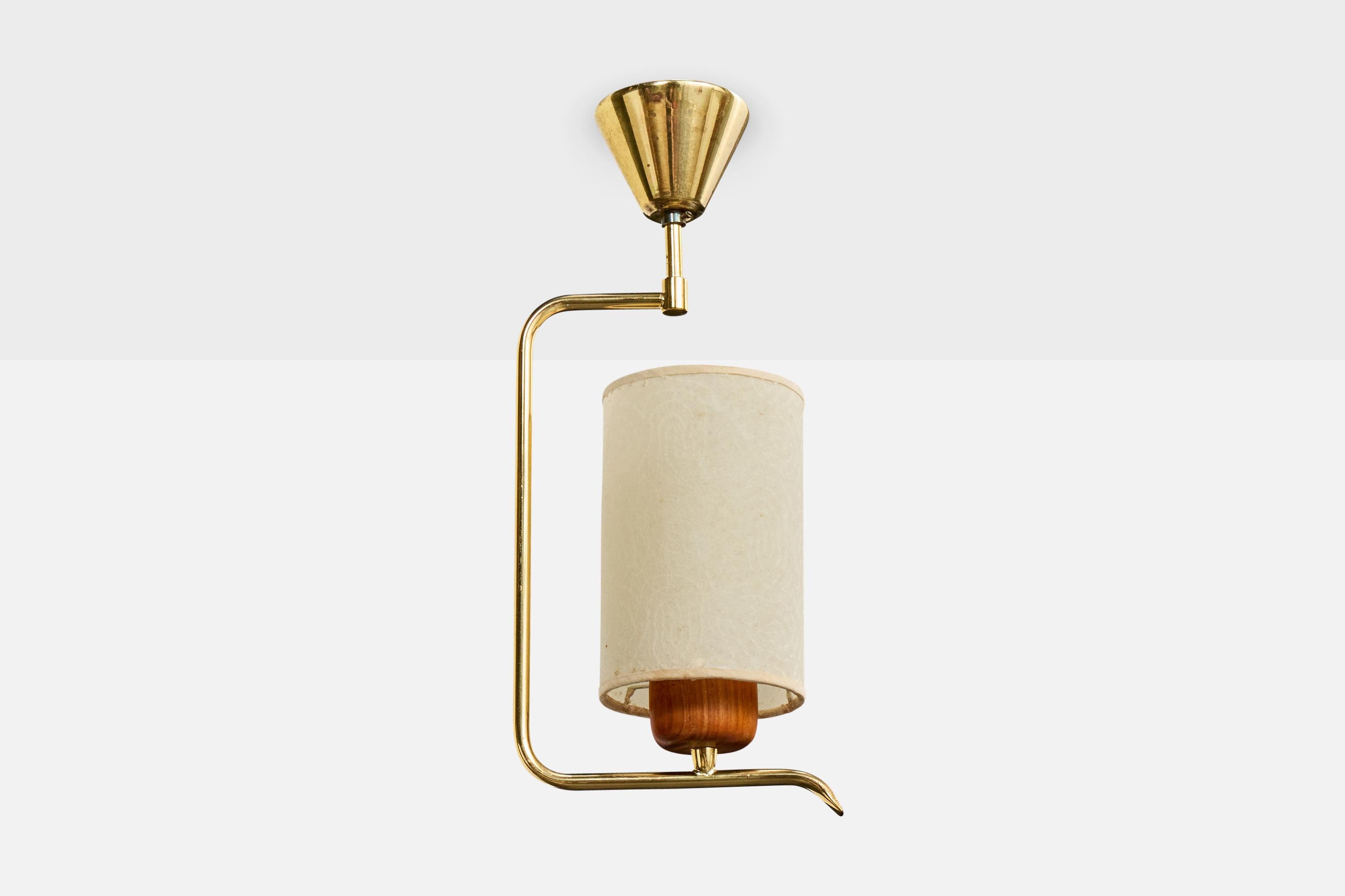 Una lampada a sospensione in ottone, teak e carta pergamena bianca crema progettata e prodotta in Svezia, negli anni '50 circa.

Piccola macchia sul paralume d'epoca come illustrato.

Dimensioni complessive (pollici): 15,0 
