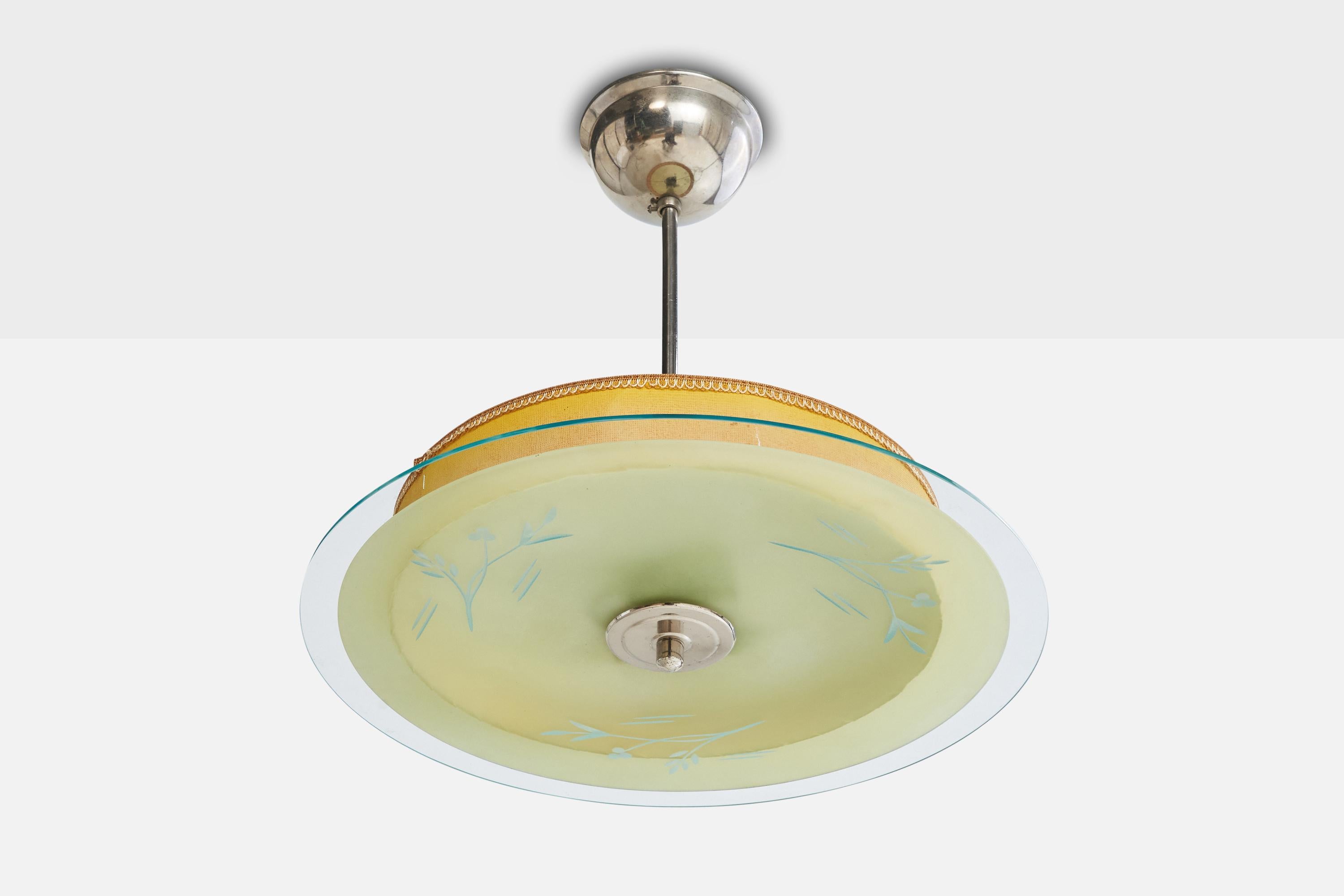 Lampada a sospensione in metallo cromato, vetro e carta pergamena gialla progettata e prodotta in Svezia, negli anni '30 circa.

Dimensioni complessive (pollici): 15,5