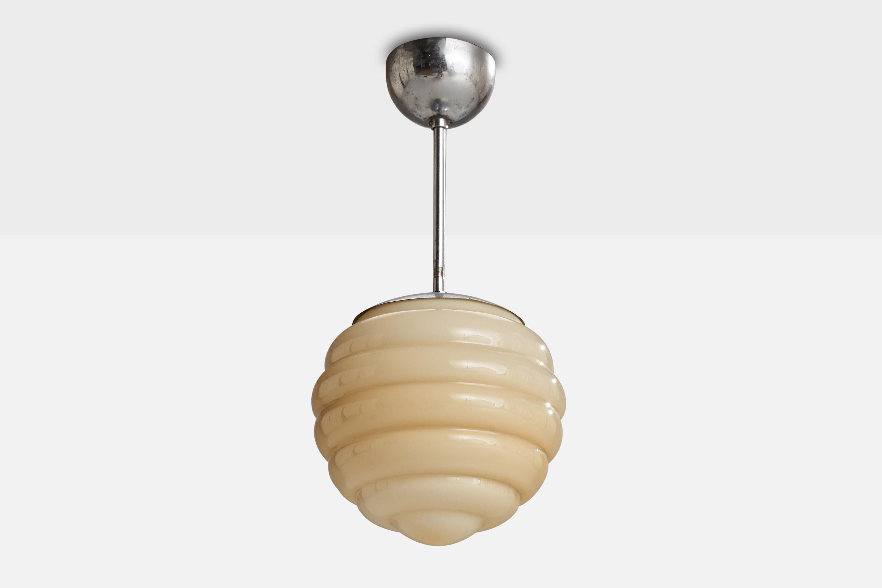 Suspension en chrome et verre opalin conçue et produite en Suède, c. 1930.

Dimensions globales (pouces) : 16.5