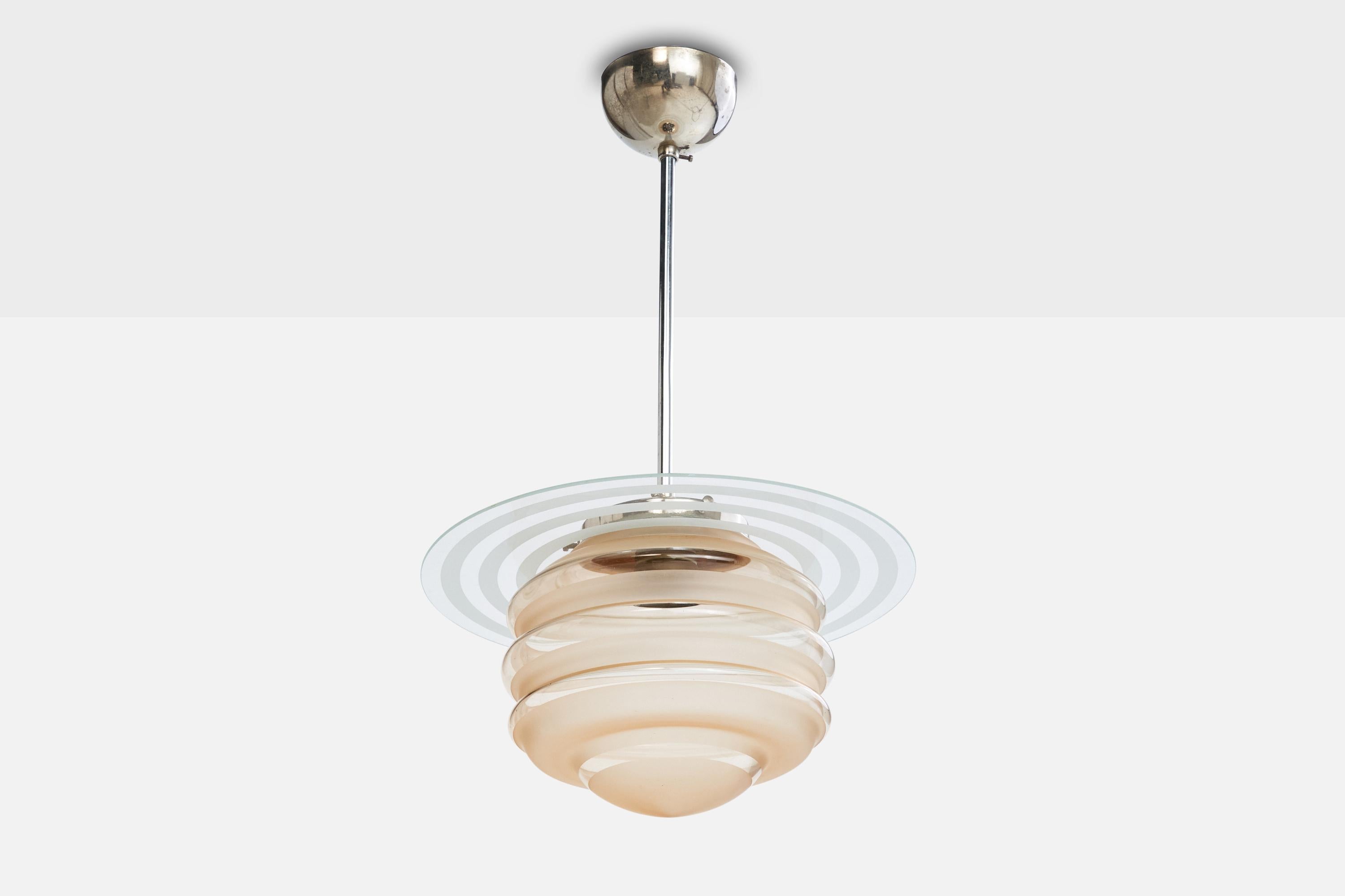 Una lampada a sospensione in cromo e vetro progettata e prodotta in Svezia, negli anni '30 circa.

Dimensioni complessive (pollici): 19