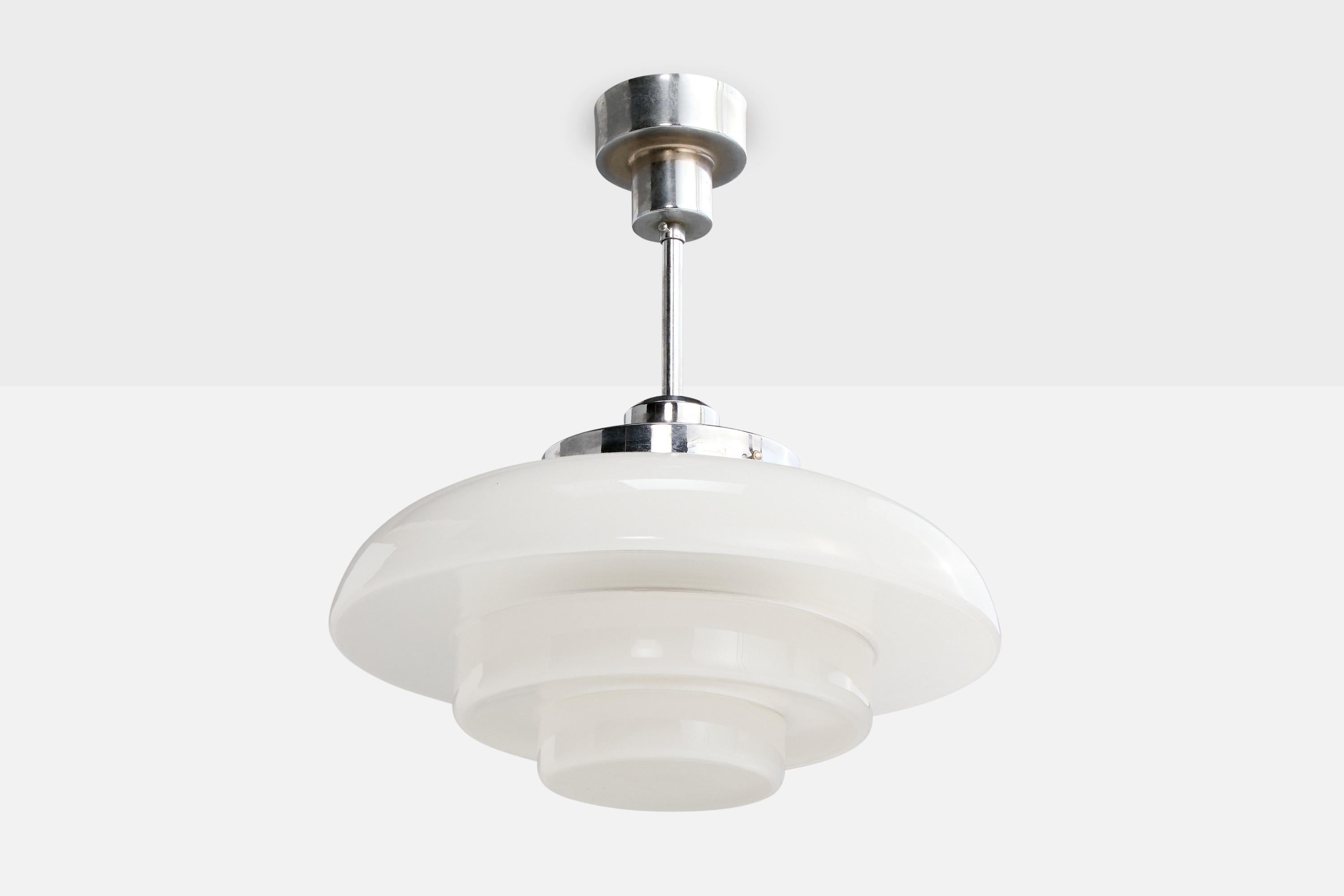 Colgante de metal cromado y cristal opalino blanco diseñado y fabricado en Suecia, c. 1930.

Dimensiones totales (pulgadas): 15,0 