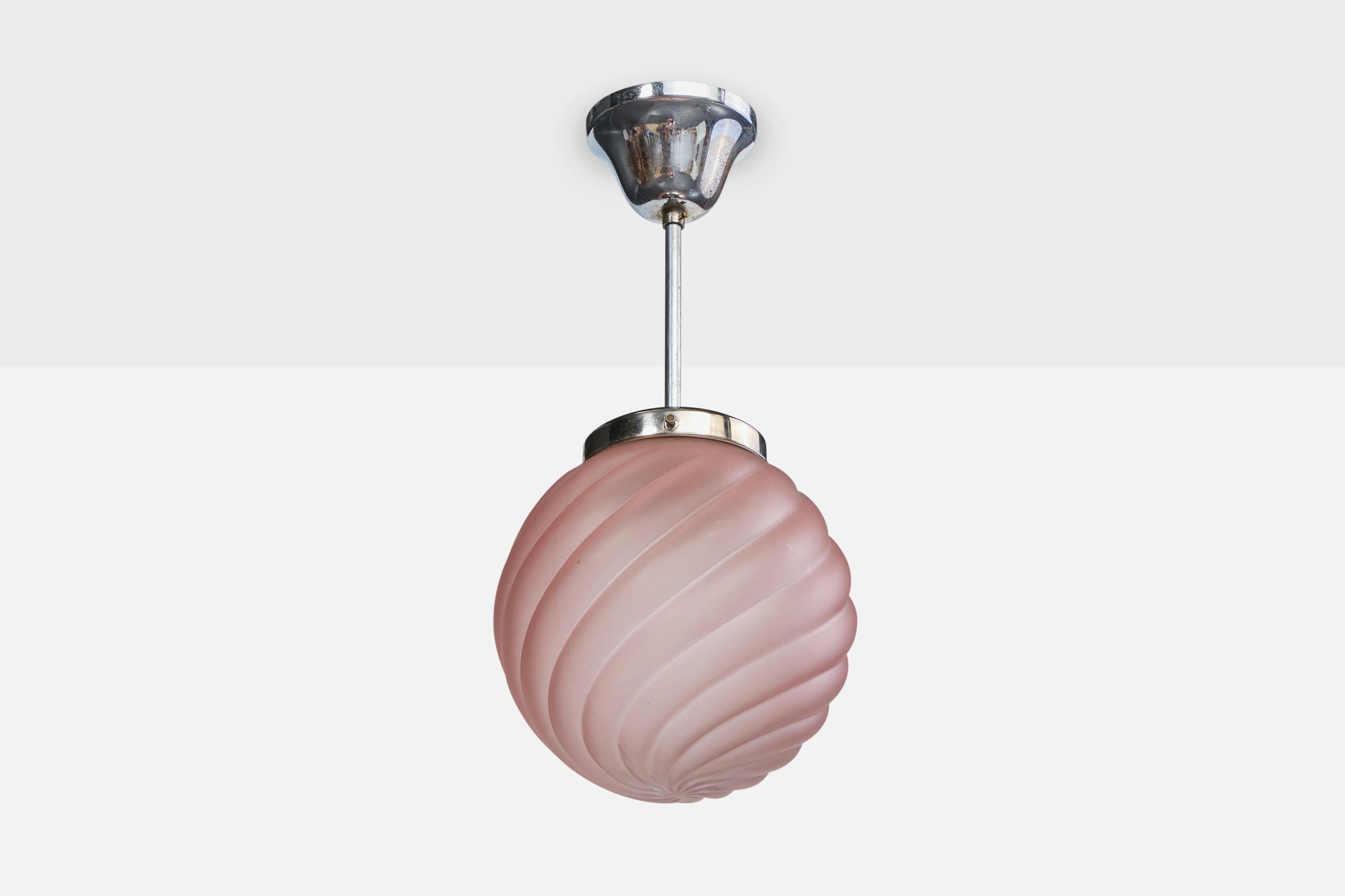 Una lampada a sospensione in metallo cromato e vetro rosa probabilmente progettata e prodotta in Svezia, negli anni '30 circa.

Dimensioni complessive (pollici): 16.25 