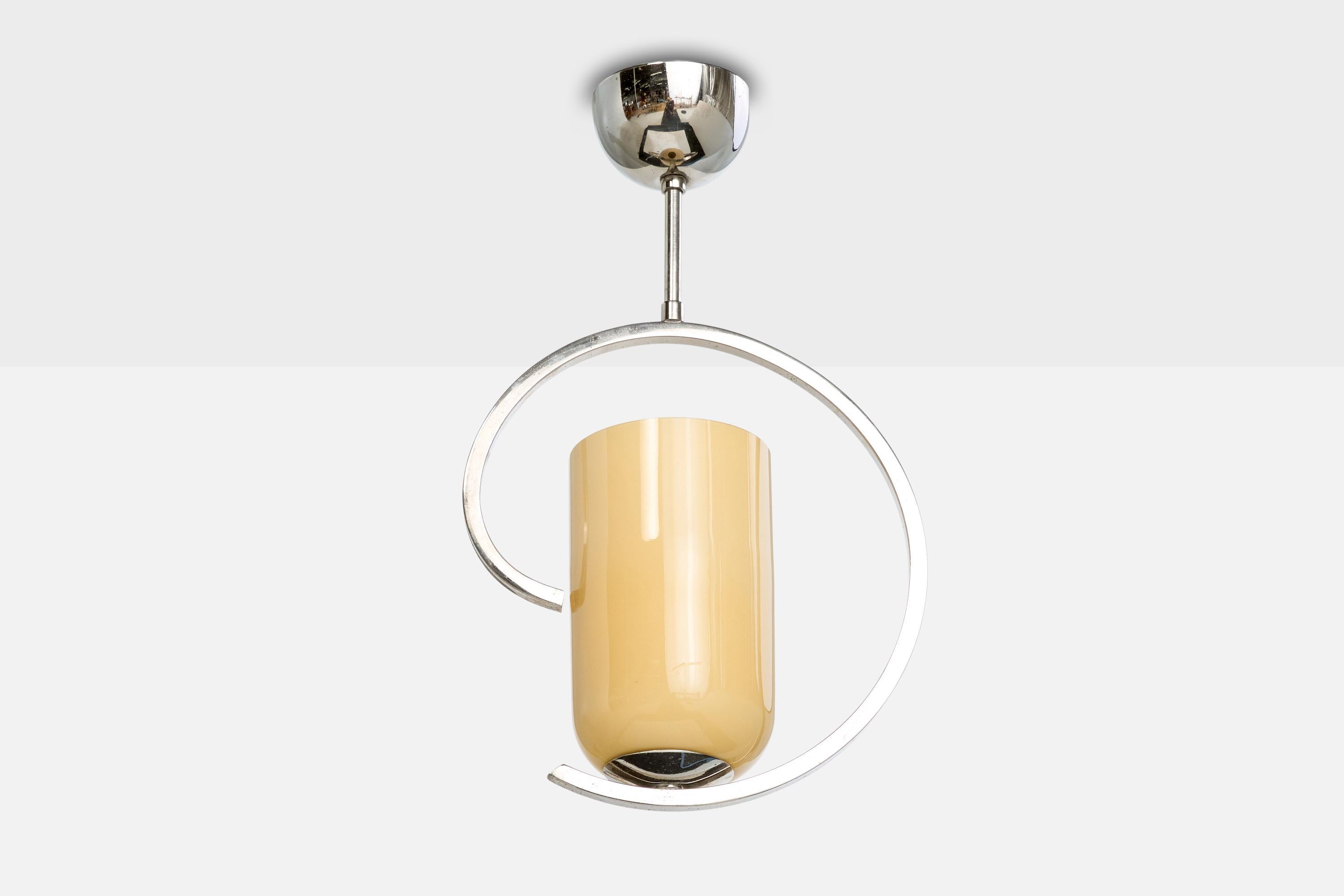 Lampada a sospensione in metallo cromato e vetro opalino beige progettata e prodotta in Svezia, anni '50 circa.

Dimensioni complessive (pollici): 16