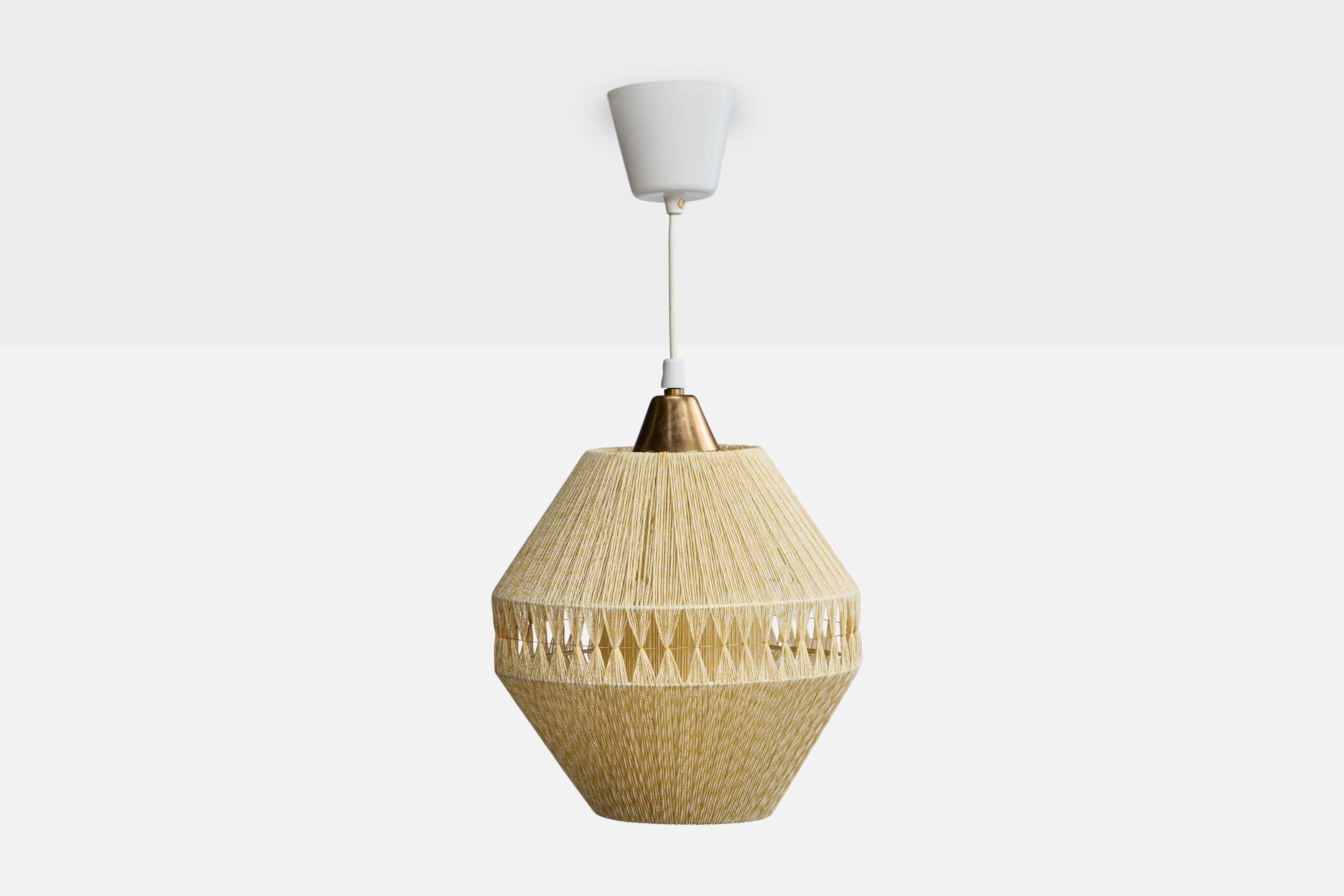 Mid-Century moderno Designer svedese, lampada a sospensione, tessuto, ottone, Svezia, anni '60 in vendita