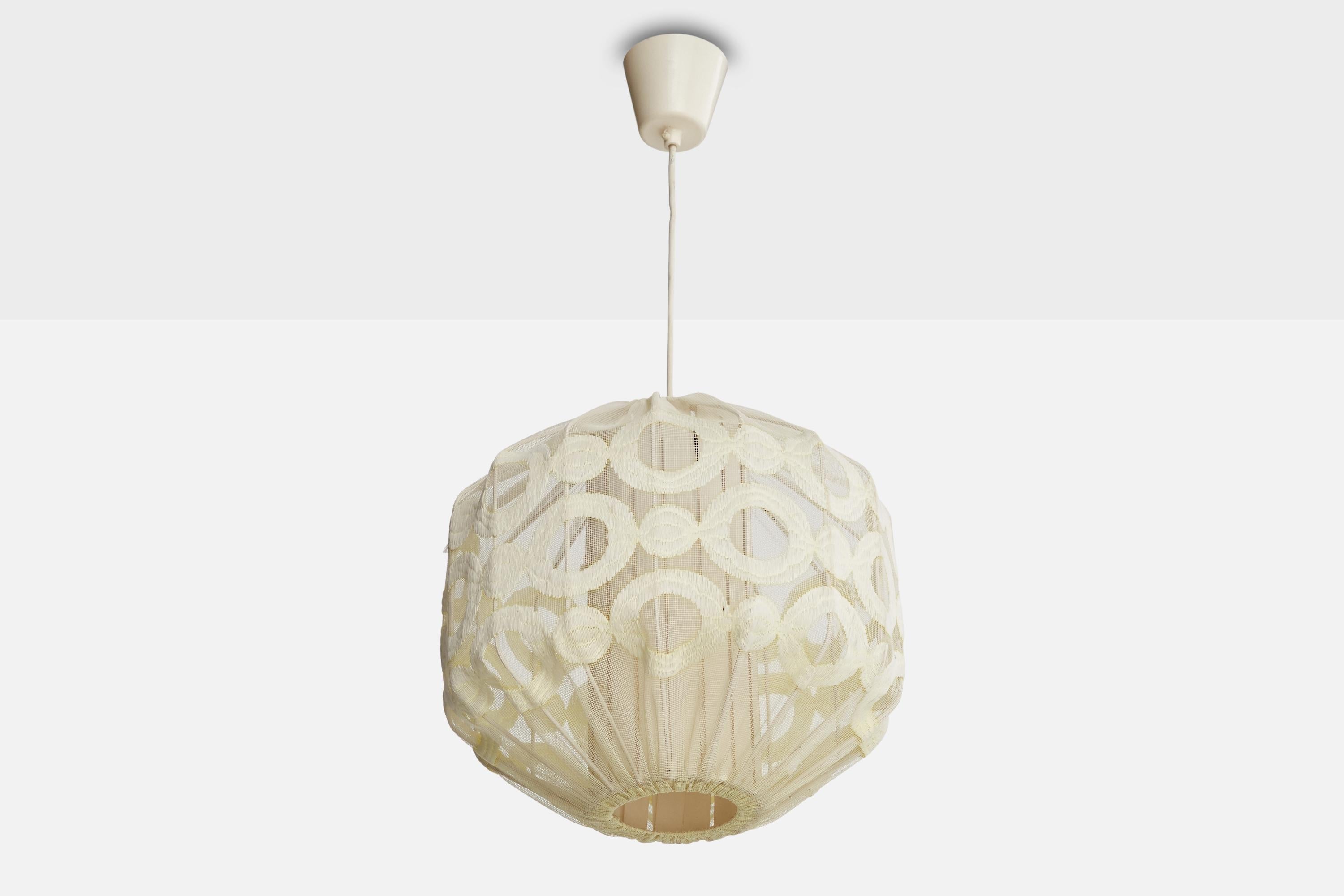 Lámpara colgante de tela blanquecina diseñada y fabricada en Suecia, c. 1950.

Dimensiones totales (pulgadas): 25