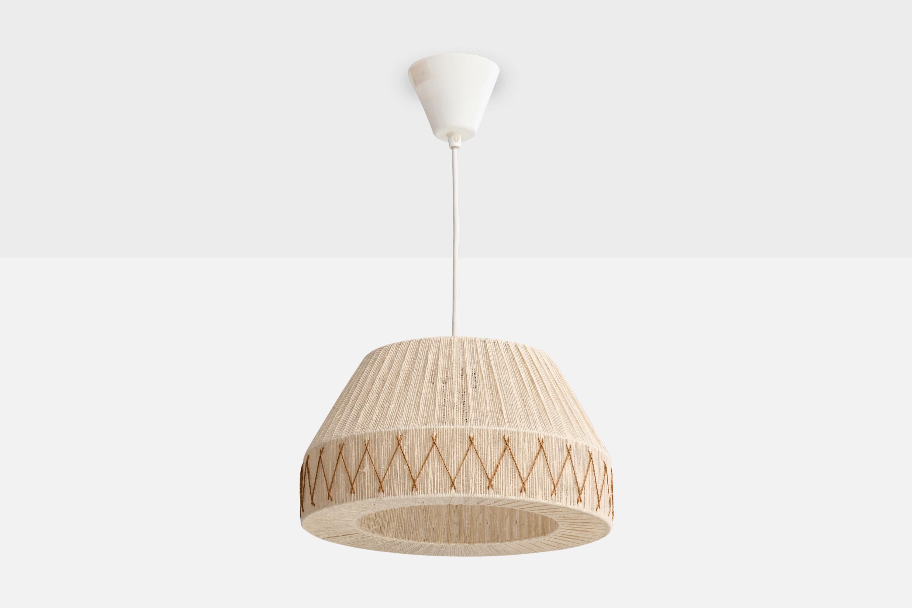 Suspension en tissu brodé beige, conçue et produite en Suède, C.C., années 1960.

La corde présente un léger effilochage correspondant à l'âge et à l'utilisation.

Dimensions globales (pouces) : 32 