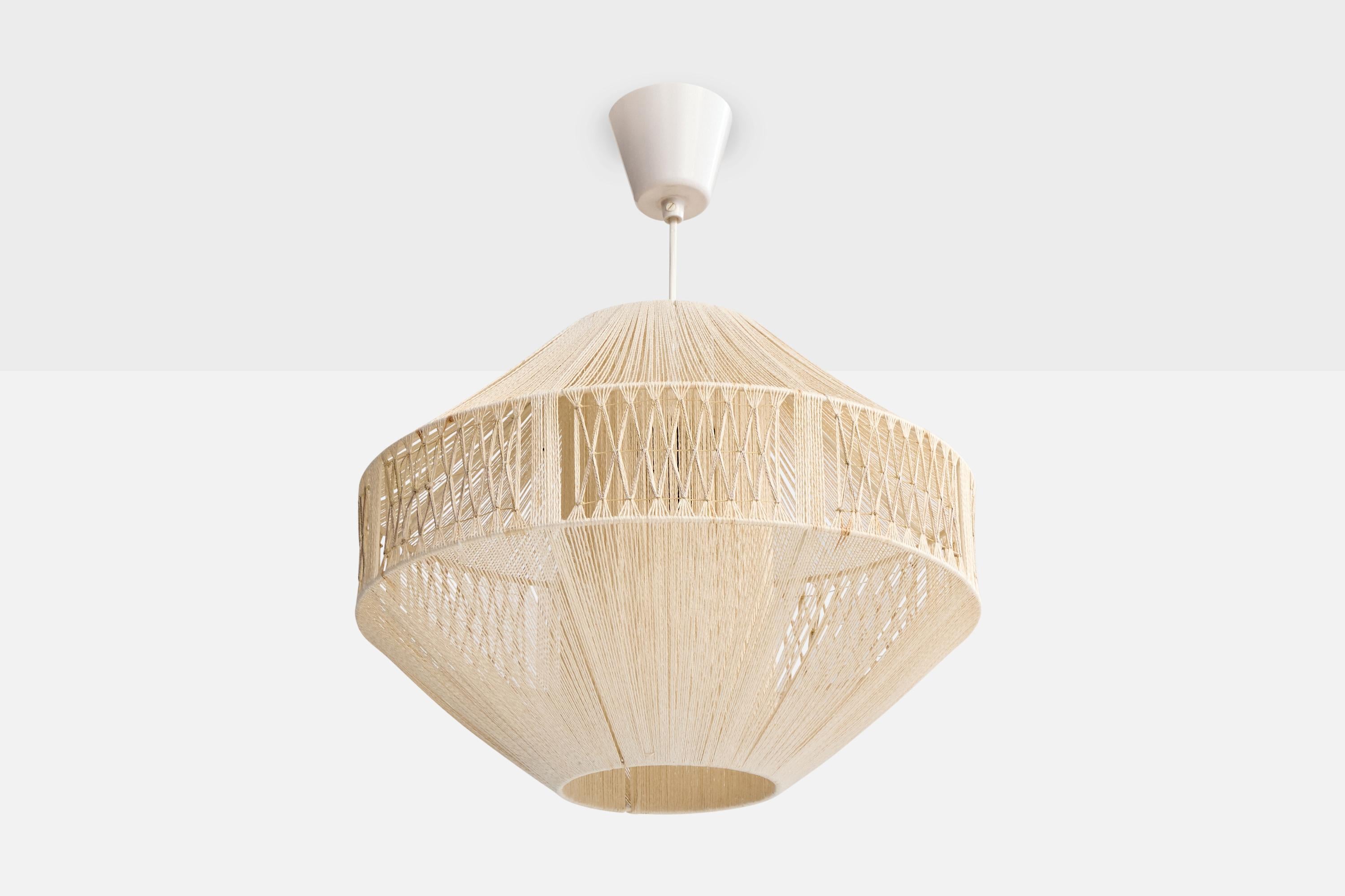 Suspension en tissu blanc cassé conçue et produite en Suède, C.C. 1960.

Présence de taches sur le tissu

Usure correspondant à l'âge et à l'usage.

Dimensions globales (pouces) : 19,5