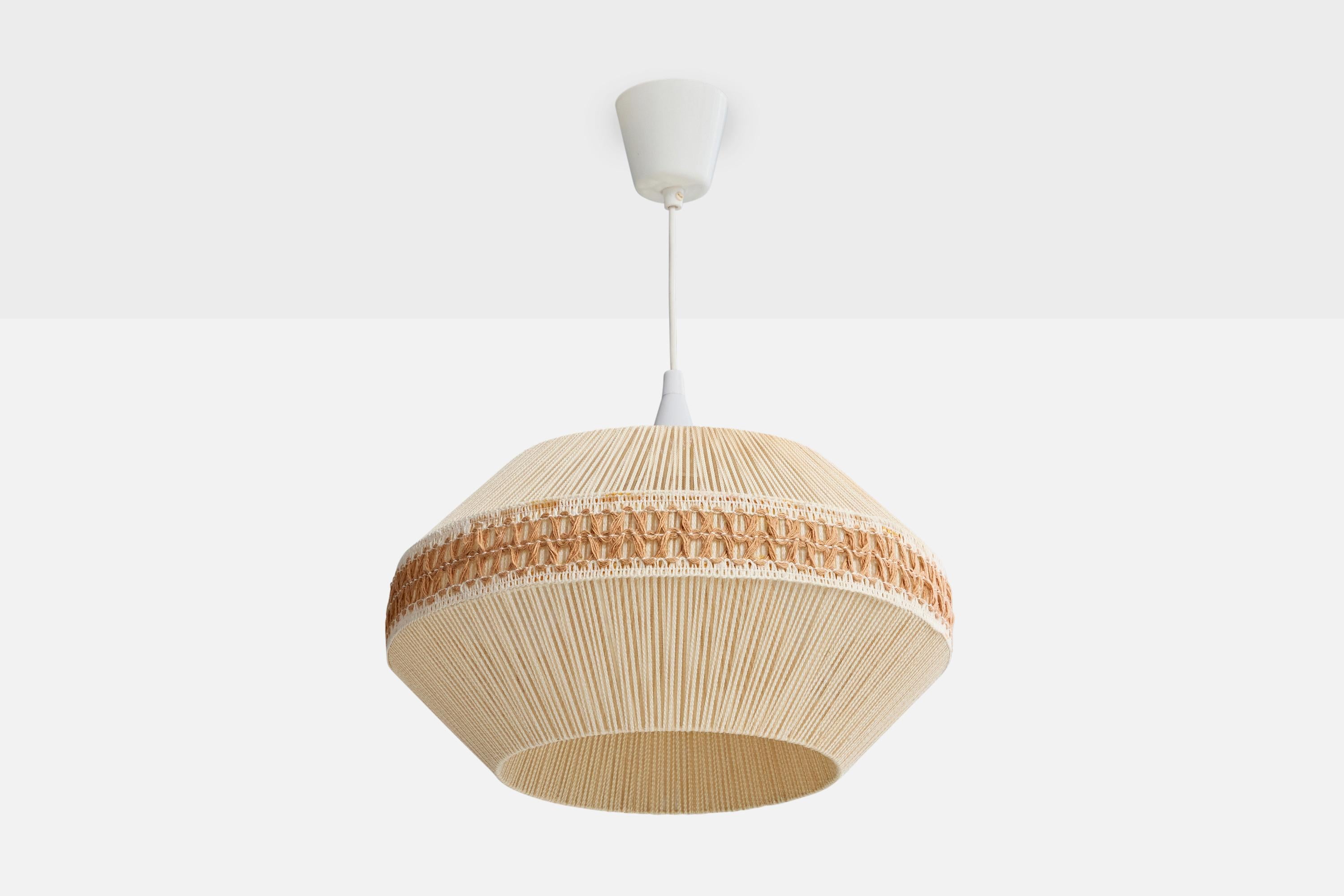 Lámpara colgante de cuerda de tela beige y marrón, diseñada y fabricada en Suecia, c. 1960.

Dimensiones totales (pulgadas): 21,0 