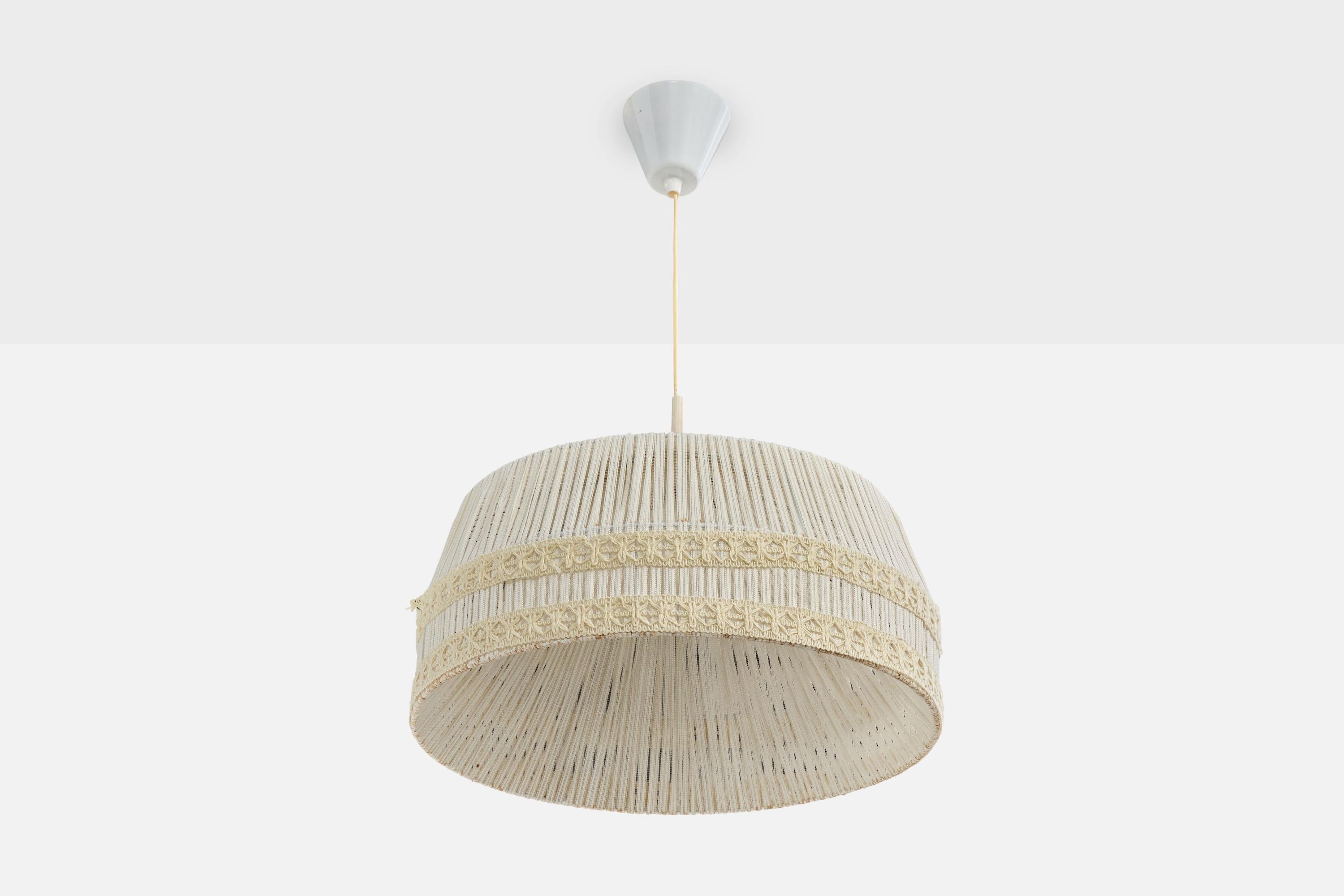 Suspension en tissu blanc cassé et beige avec des détails de broderie, conçue et produite en Suède, vers les années 1960.

Deux petites déchirures dans les détails de la broderie.

Dimensions globales (pouces) : 25.0