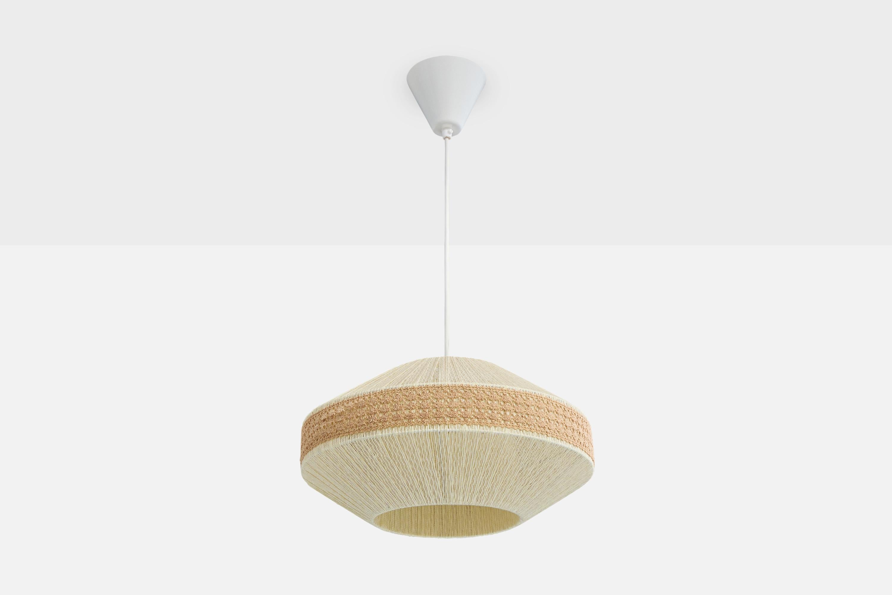 Una lampada a sospensione in tessuto beige con dettagli di ricamo, progettata e prodotta in Svezia, negli anni '60 circa.

Dimensioni complessive (pollici): 25,125 