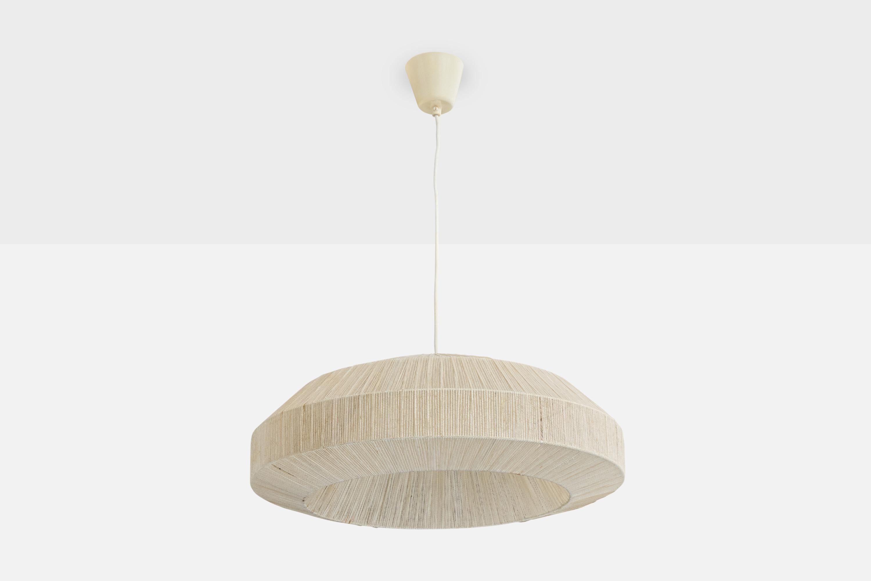 Una lampada a sospensione in tessuto bianco sporco progettata e prodotta in Svezia, negli anni '60 circa.

Dimensioni complessive (pollici): 25,125 