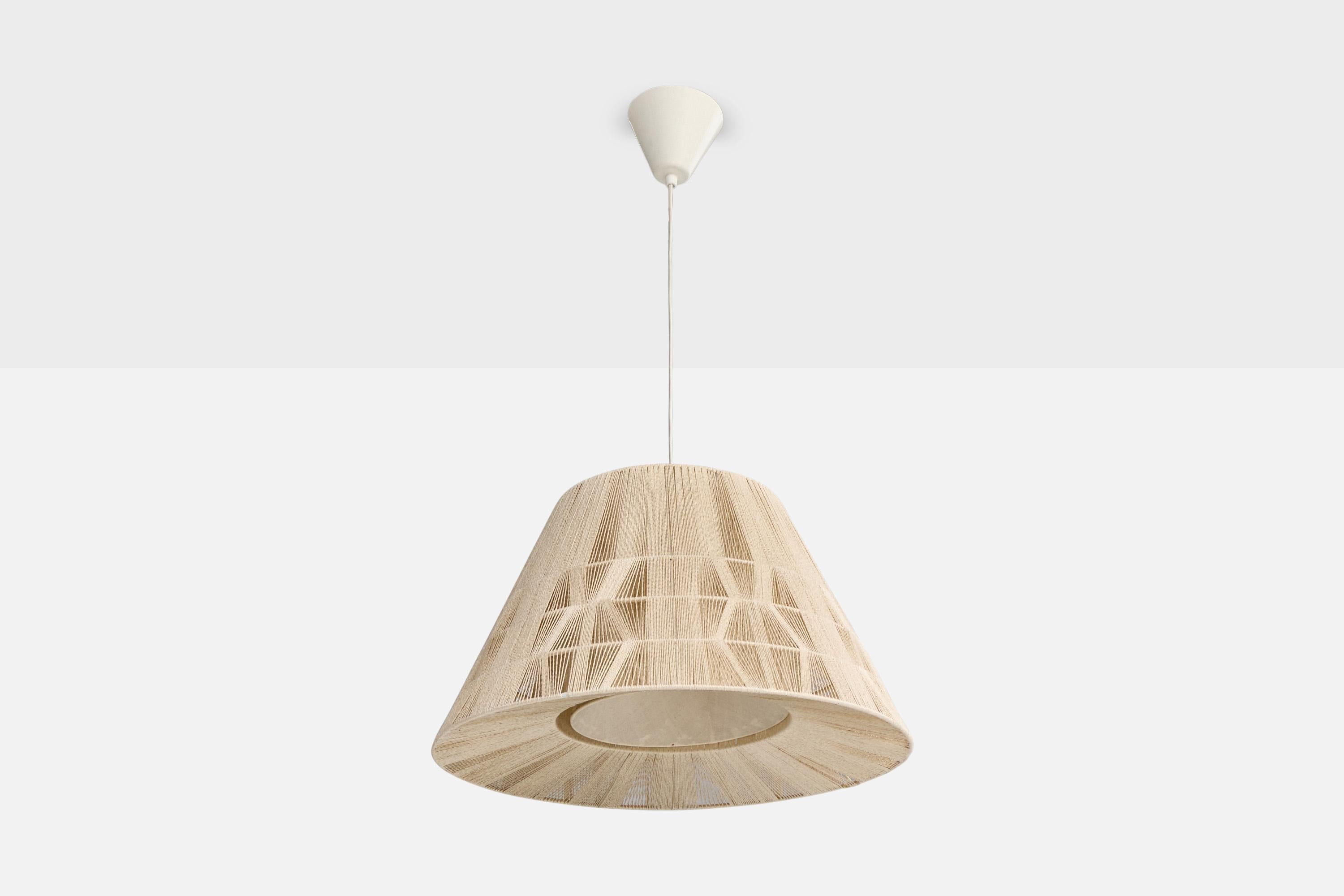 Lámpara colgante de tela bordada en beige, diseñada y fabricada en Suecia, c. 1970.

Dimensiones totales (pulgadas): 32,0 