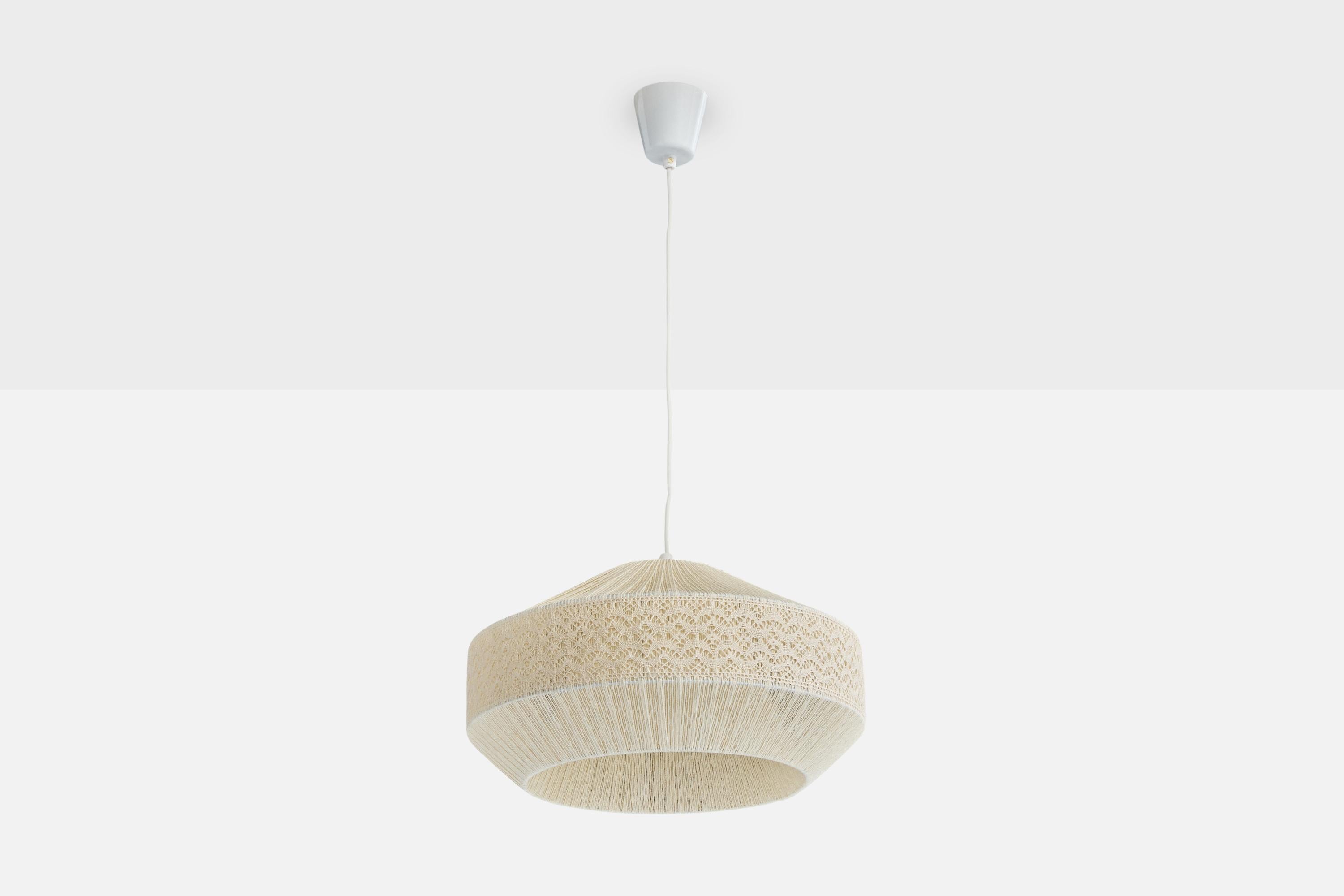 Una lampada a sospensione in tessuto con corde e ricami di colore bianco crema, progettata e prodotta in Svezia, negli anni '70 circa.

Dimensioni complessive (pollici): 31,25 