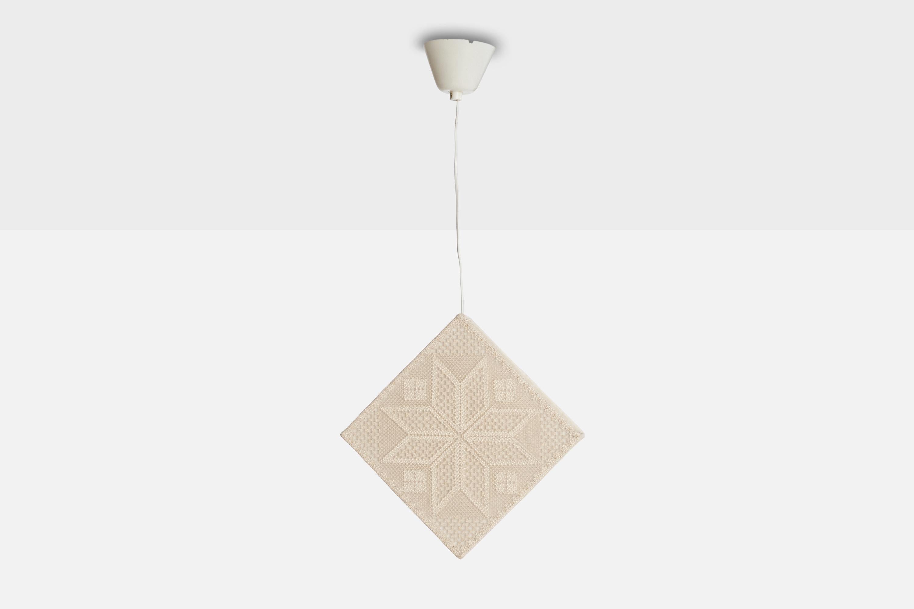 Designer svedese, lampada a sospensione, tessuto, Svezia, anni '1970 In condizioni buone in vendita a High Point, NC