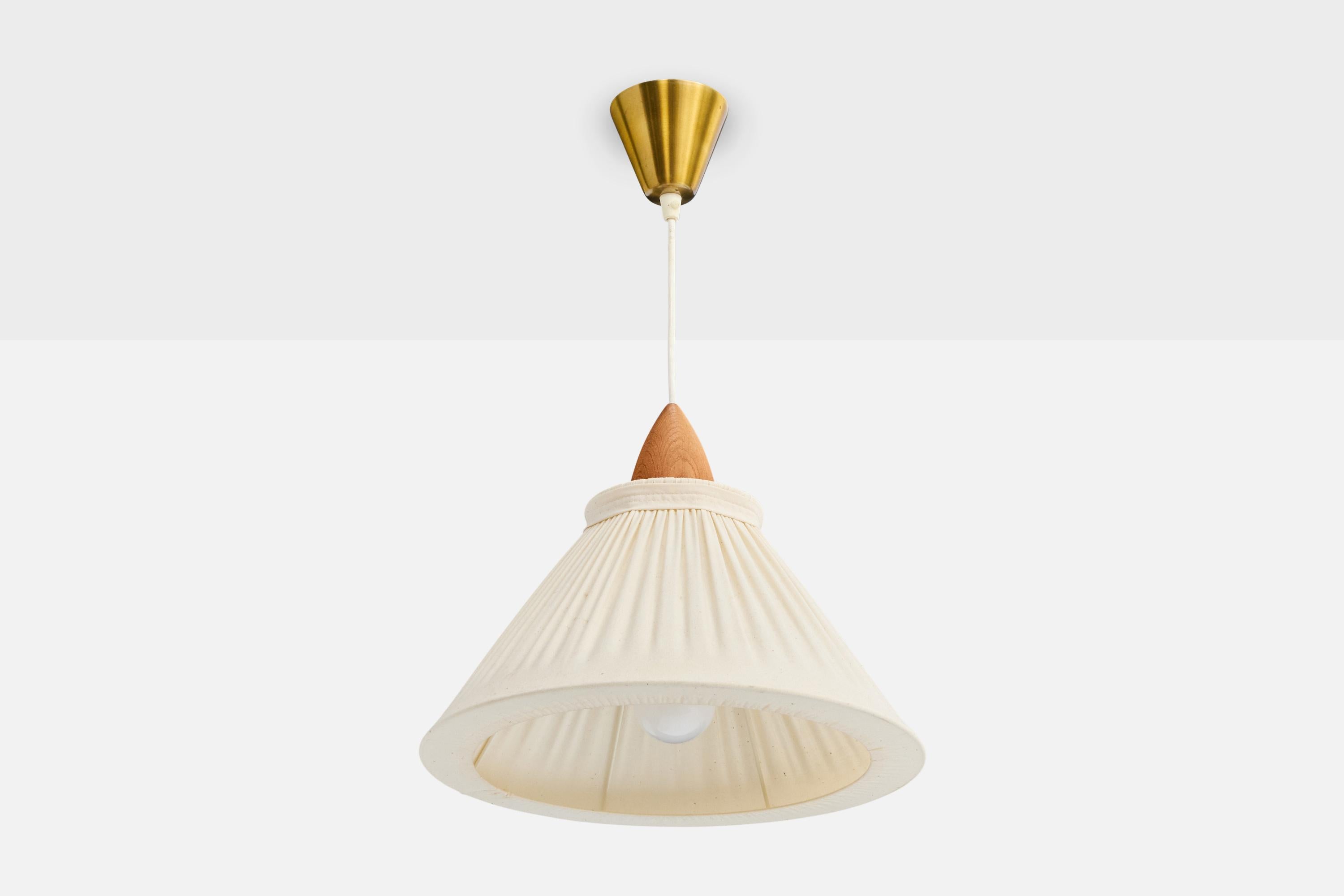 Una lampada a sospensione in tessuto bianco sporco, teak e ottone progettata e prodotta in Svezia, negli anni '50 circa.

Dimensioni complessive (pollici): 17,25 