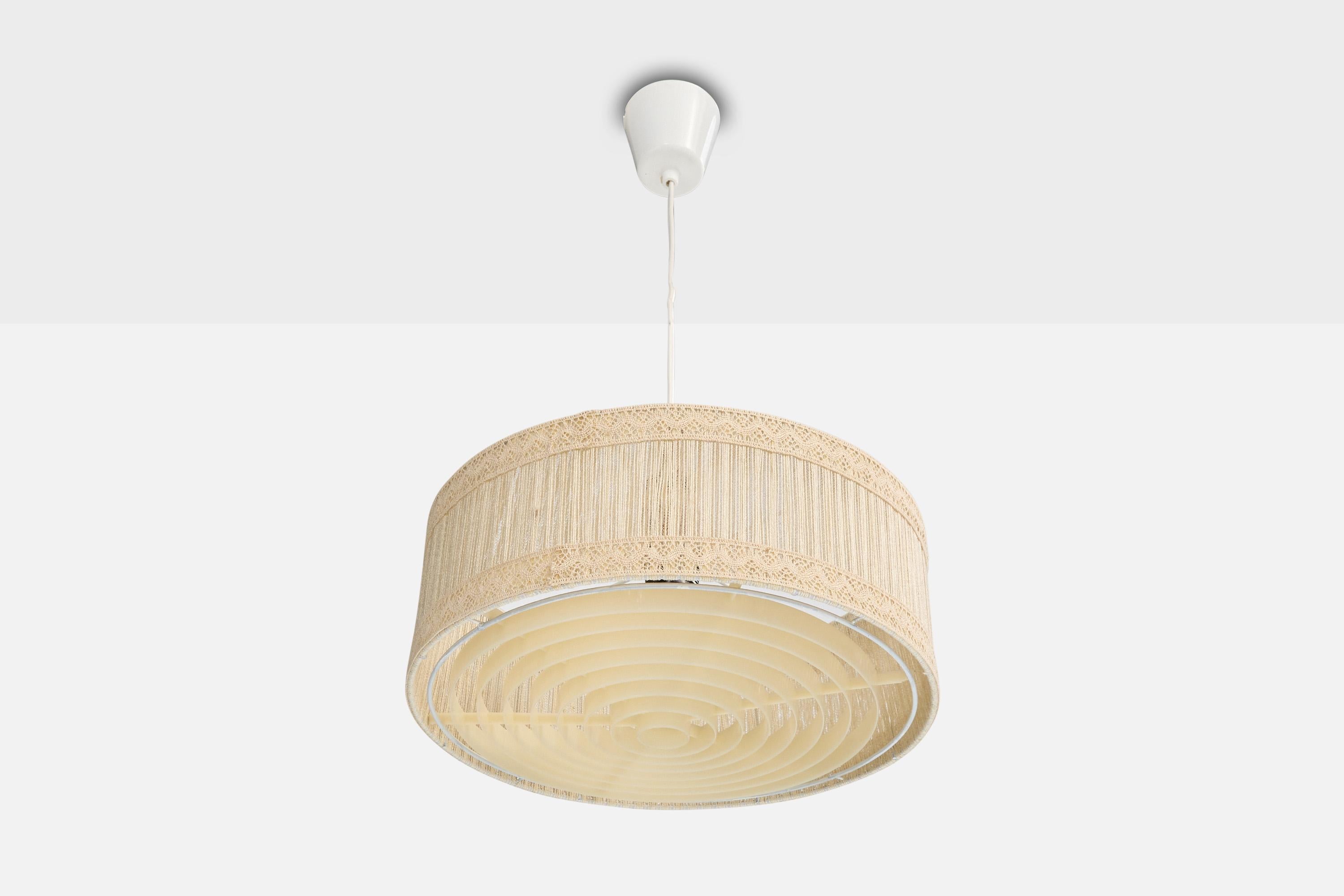 Lampada a sospensione in teak, tessuto da ricamo beige e plastica beige progettata e prodotta in Svezia, anni '70 circa.

Dimensioni complessive (pollici): 24