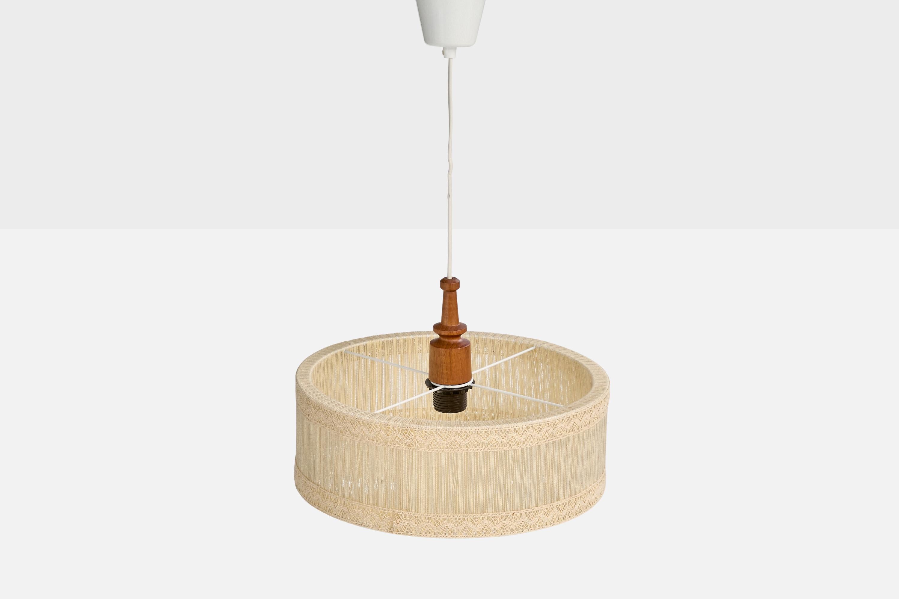 Designer svedese, lampada a sospensione, Fabrice, Teak, Plastica, Svezia, anni '70 In condizioni buone in vendita a High Point, NC