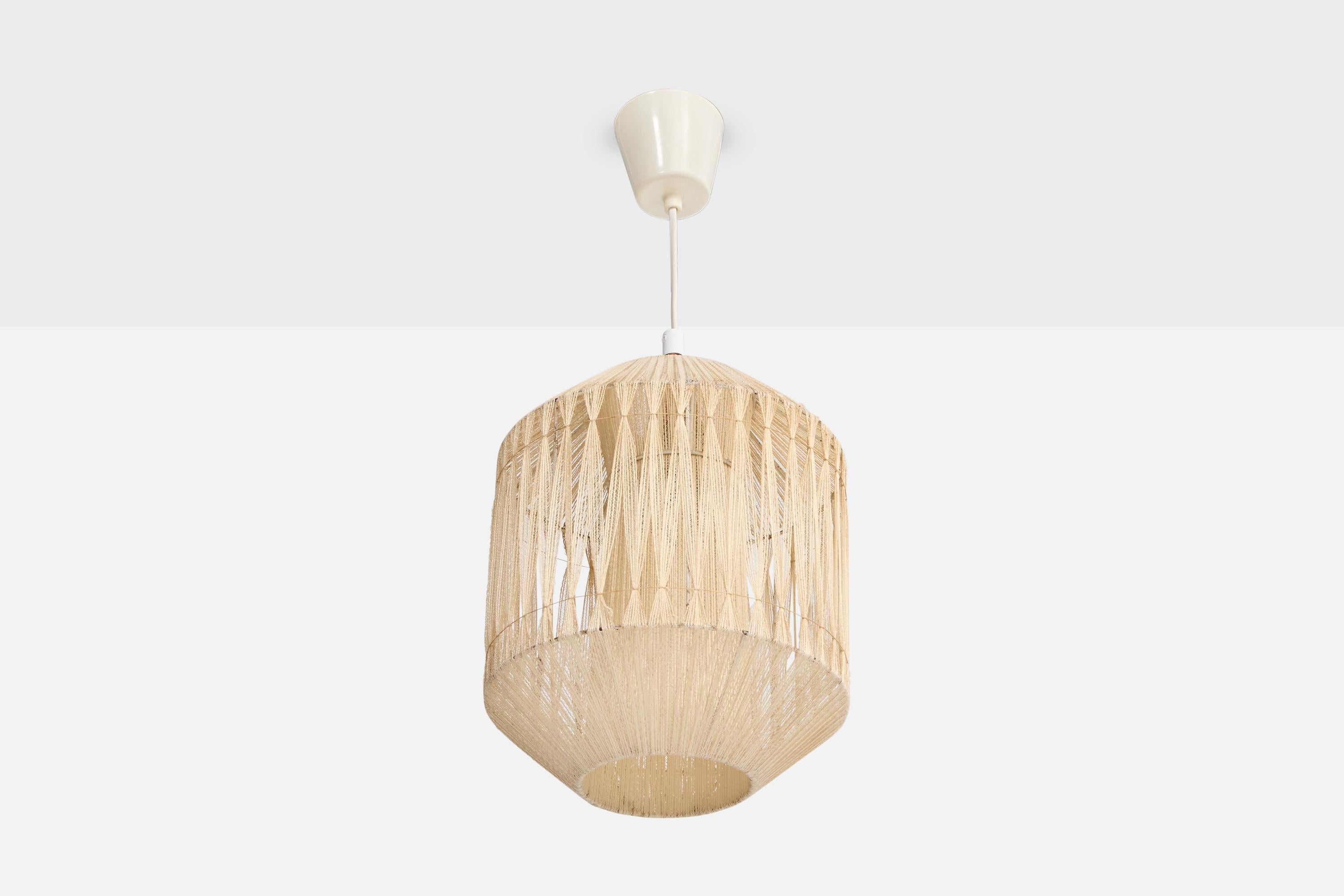 Lampada a sospensione in tessuto beige e teak progettata e prodotta in Svezia, anni '50 circa.

Dimensioni complessive (pollici): 22,0 