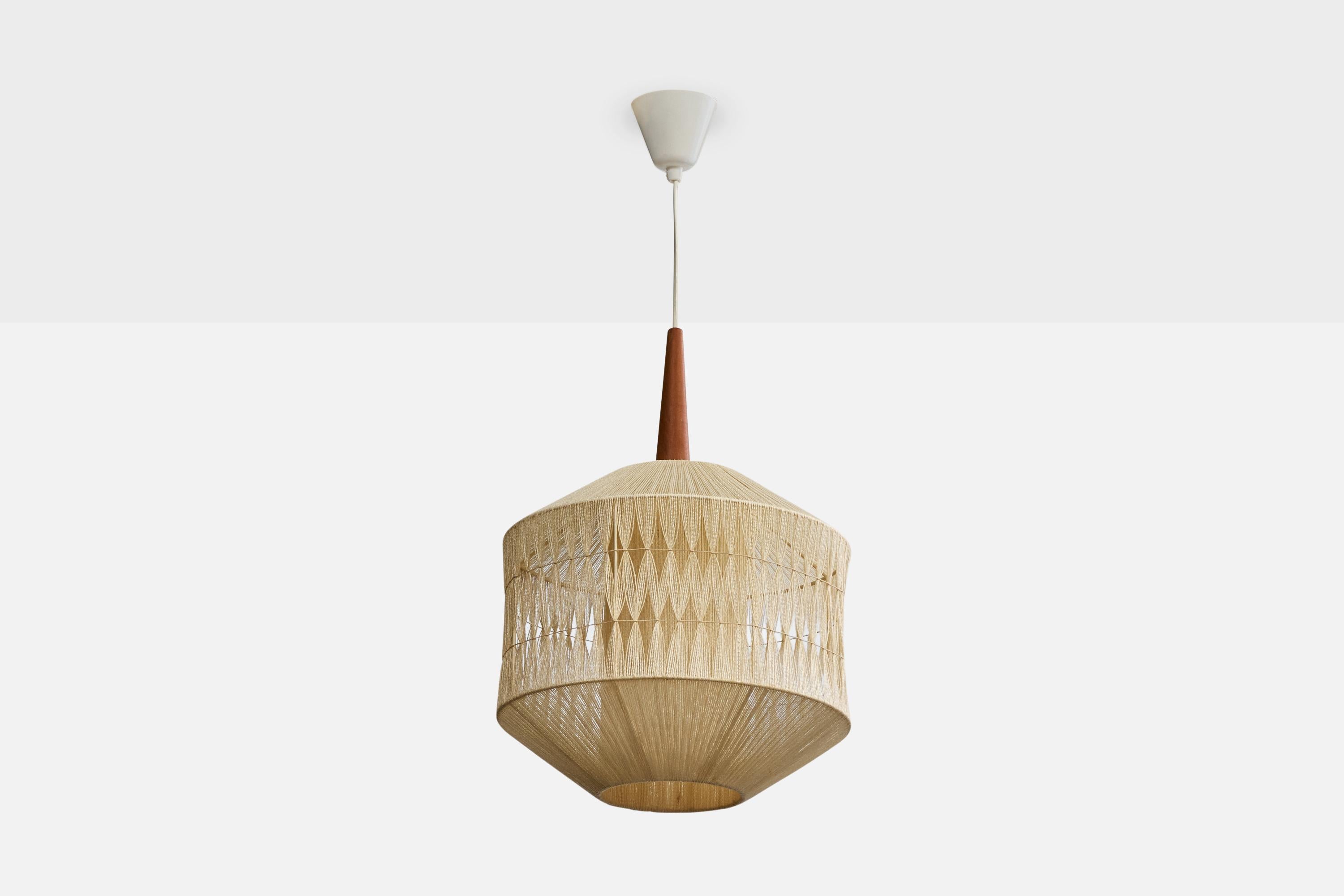 Una lampada a sospensione in tessuto beige e teak progettata e prodotta in Svezia, negli anni '50 circa.

Dimensioni complessive (pollici): 27,125