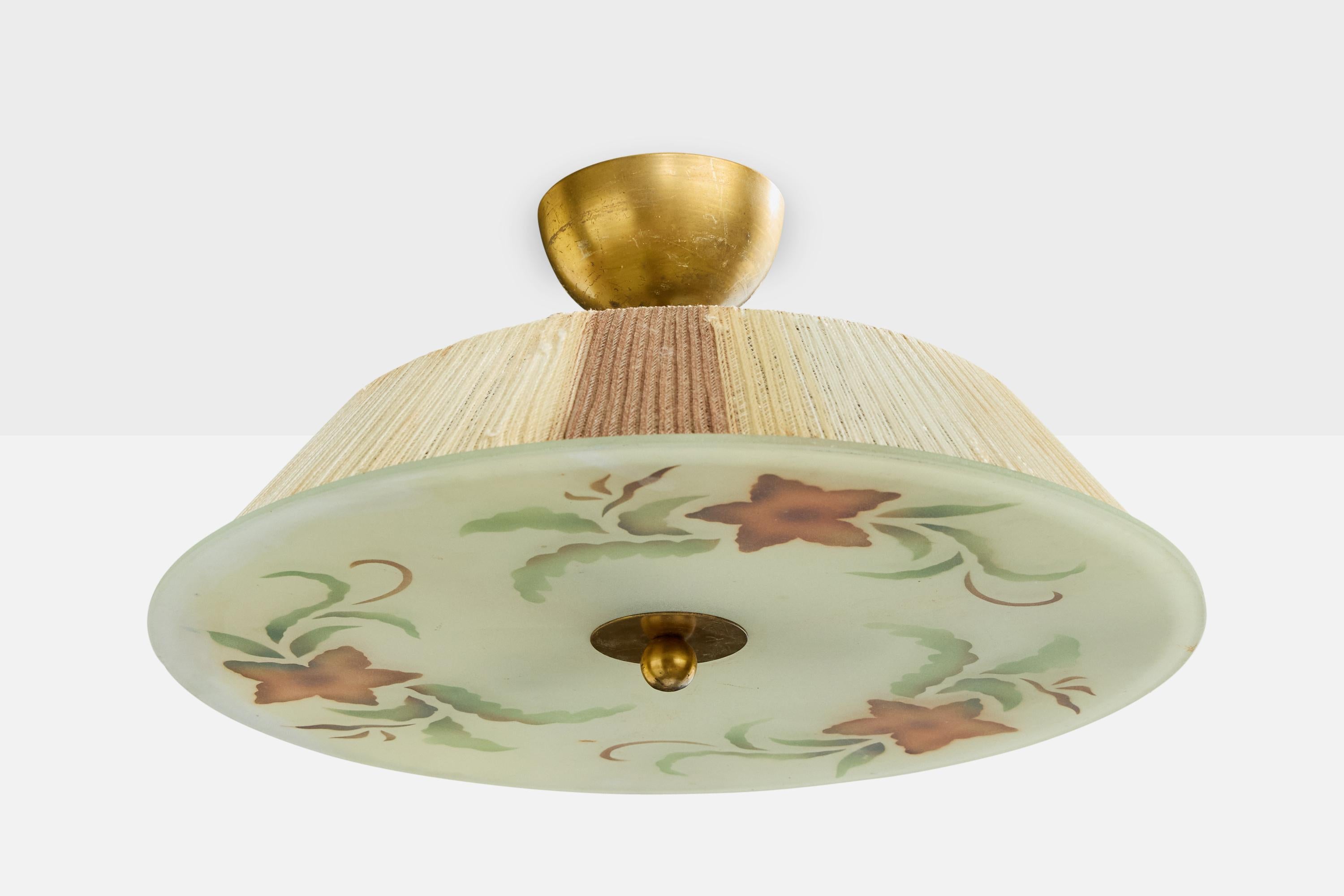 Suspension en verre peint de motifs floraux, en laiton et en tissu, conçue et produite en Suède, C.C.

La patine du laiton est omniprésente.

Le diffuseur de lumière en tissu présente de légères taches qui ne sont pas visibles lors d'une utilisation