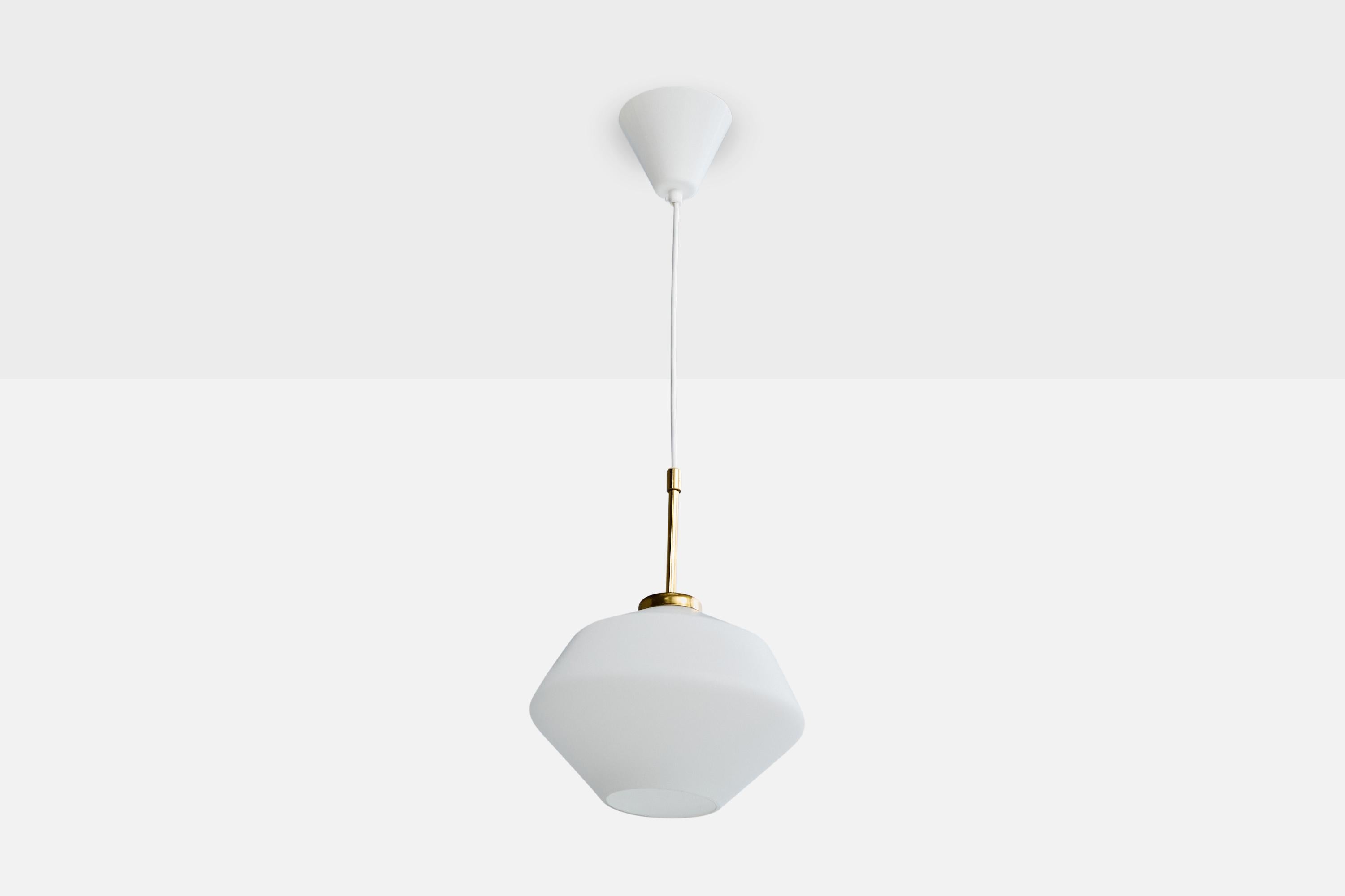 Suspension en verre opalin et en laiton conçue et produite en Suède, C.1950.

Présence d'oxydation sur le laiton

Usure correspondant à l'âge et à l'usage.

Dimensions globales (pouces) : 27.25