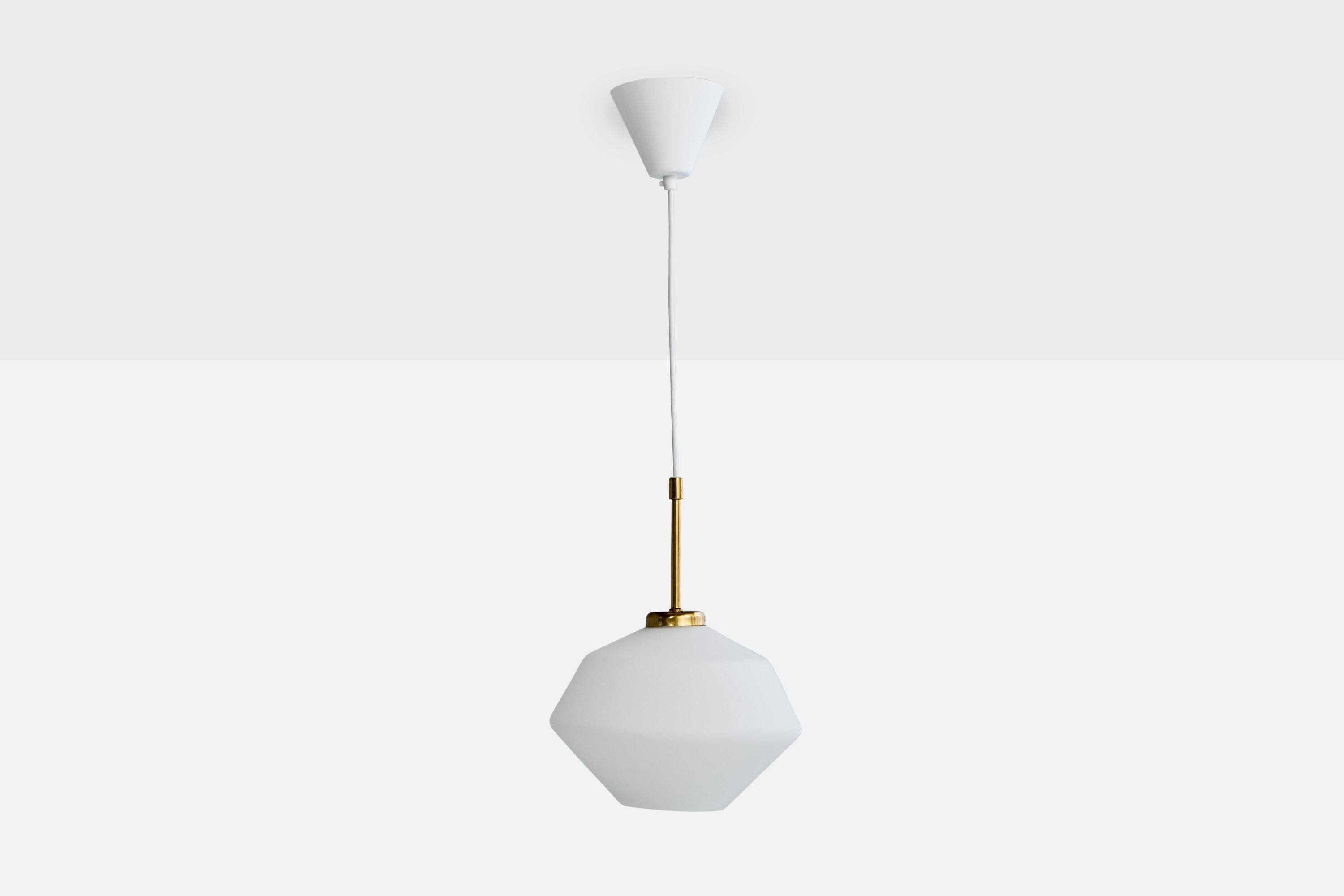 Mid-Century Modern Designer suédois, lampe suspendue, verre, laiton, Suède, années 1950 en vente