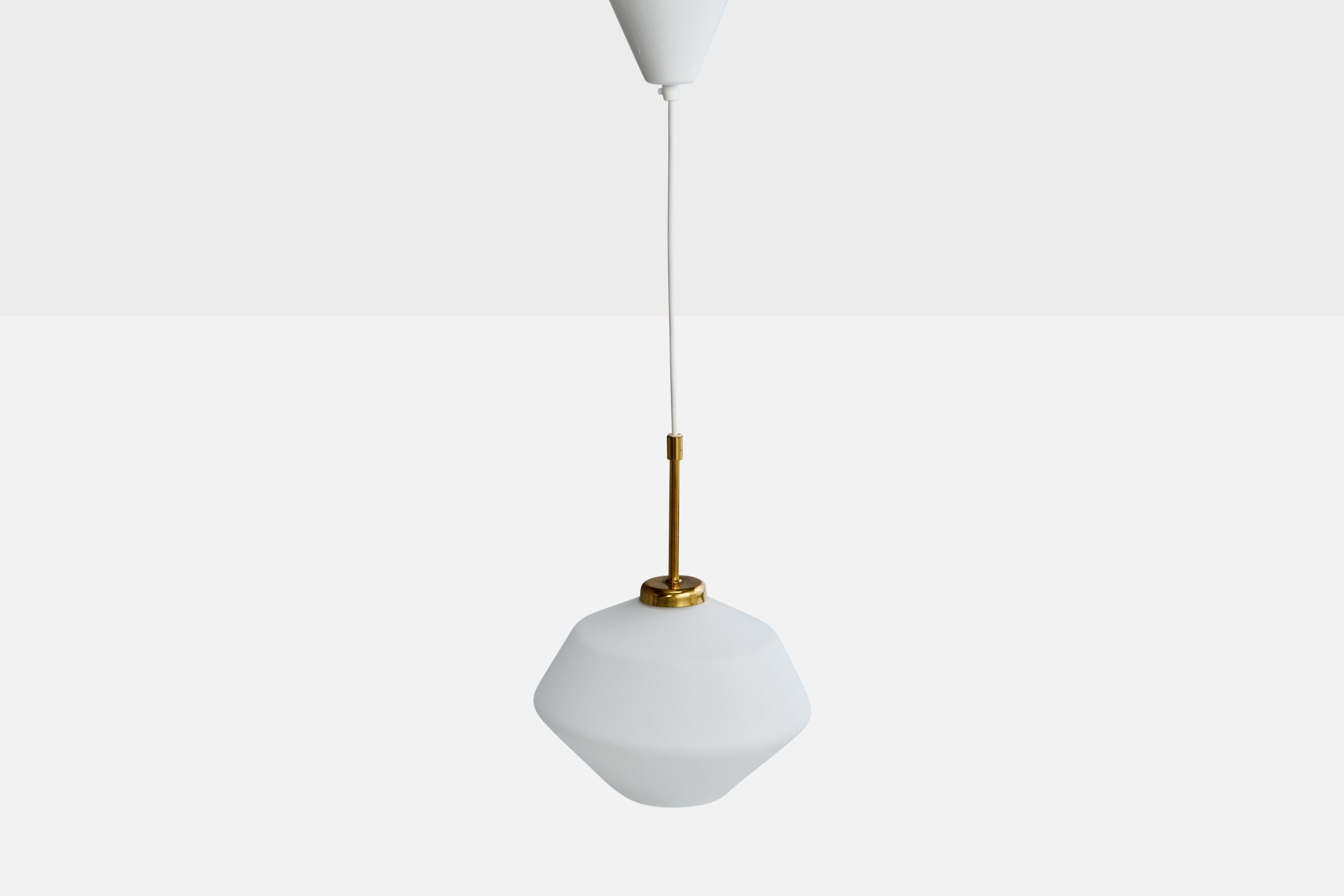 Suédois Designer suédois, lampe suspendue, verre, laiton, Suède, années 1950 en vente