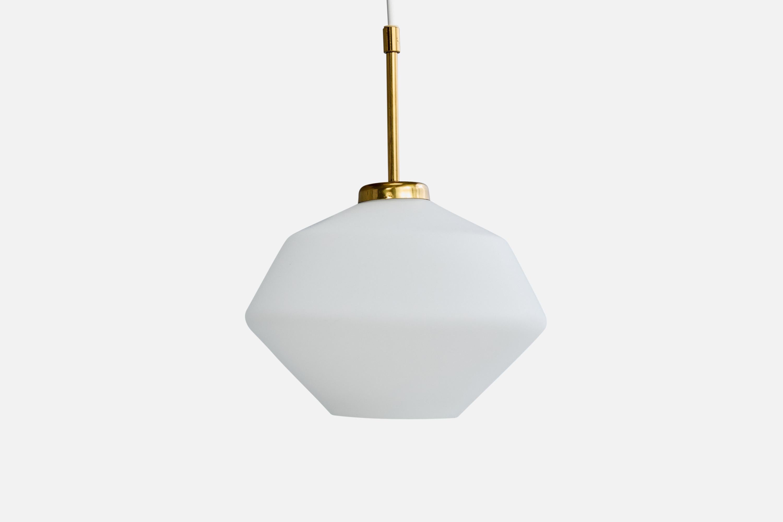 Designer suédois, lampe suspendue, verre, laiton, Suède, années 1950 Bon état - En vente à High Point, NC