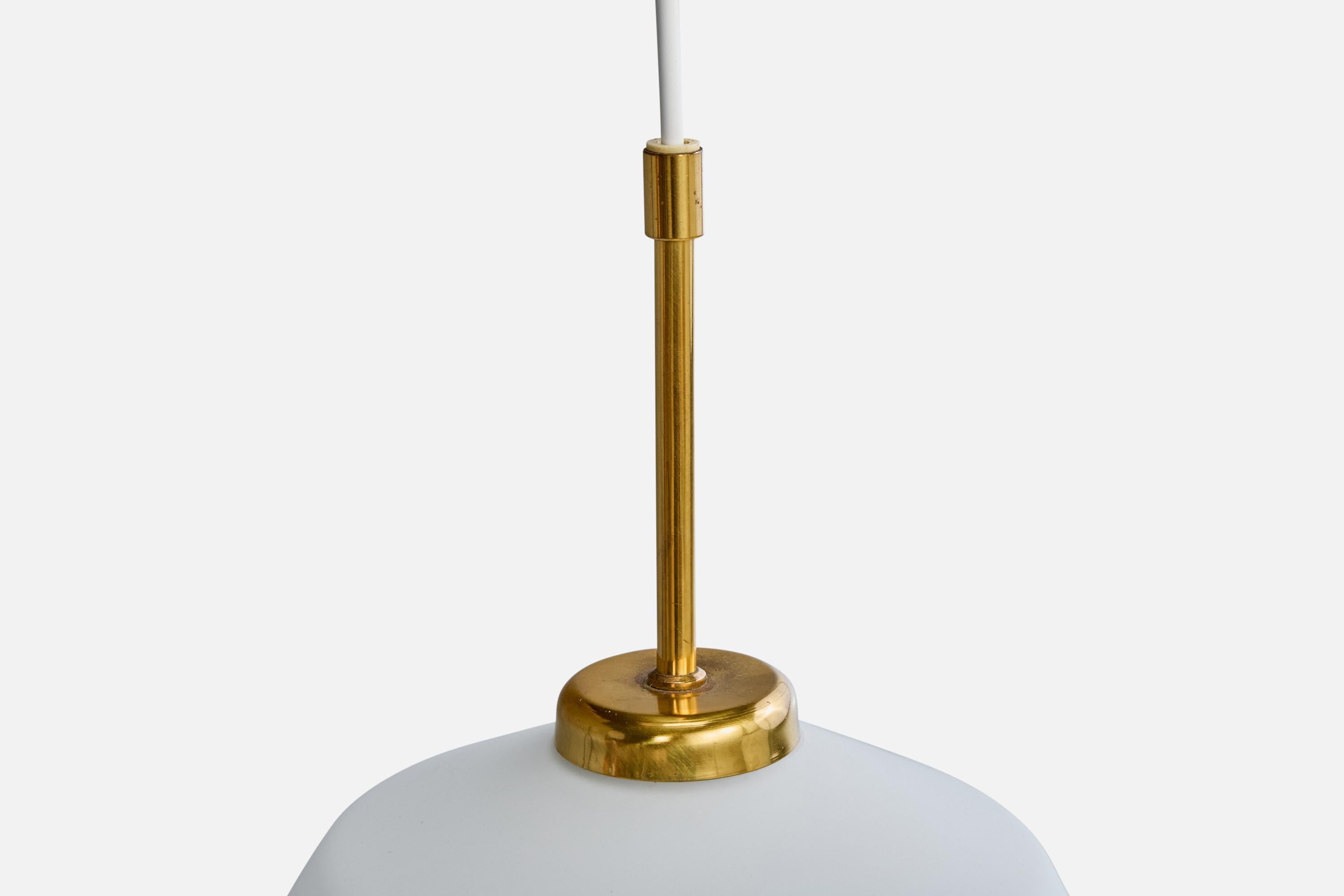 Milieu du XXe siècle Designer suédois, lampe suspendue, verre, laiton, Suède, années 1950 en vente