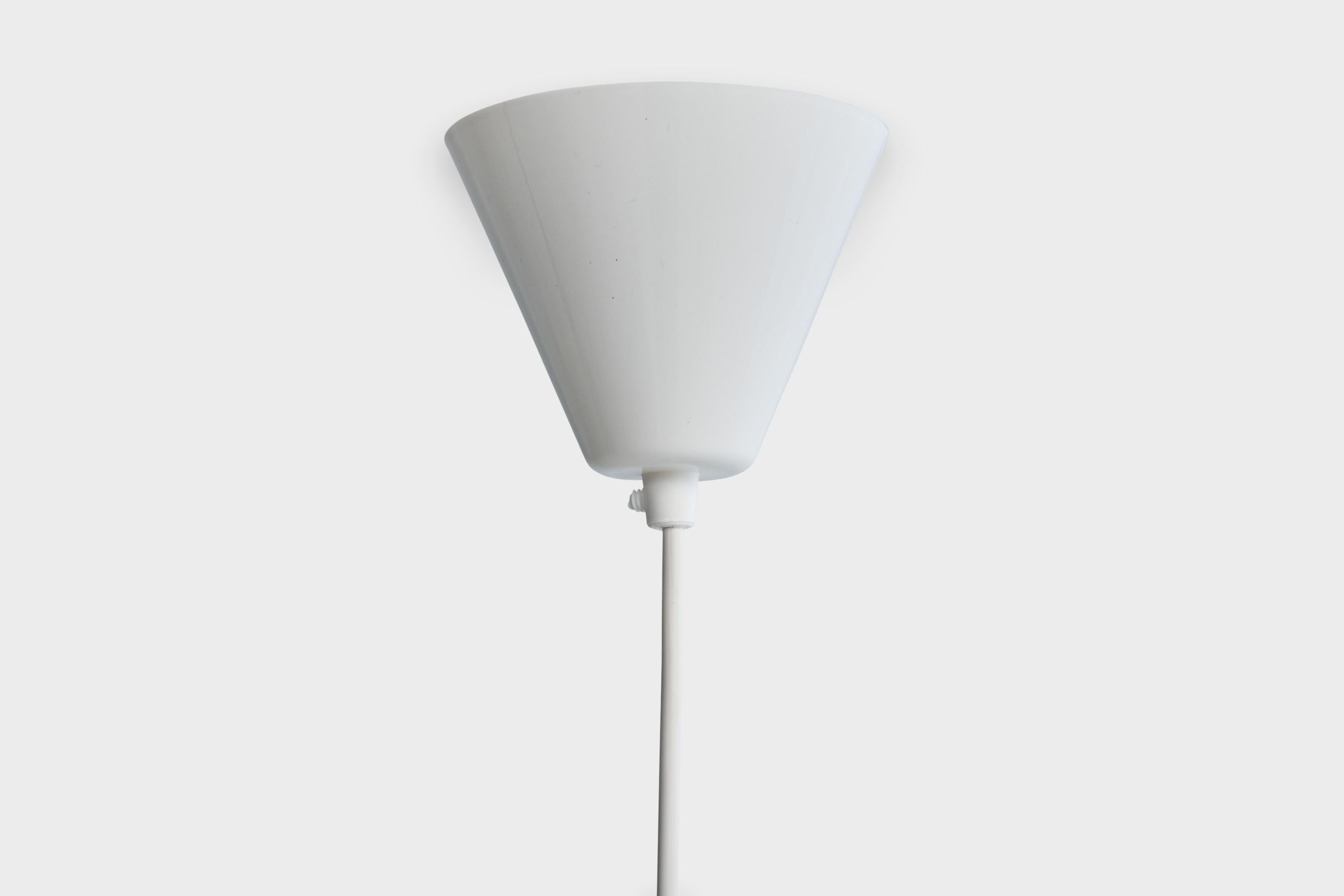 Laiton Designer suédois, lampe suspendue, verre, laiton, Suède, années 1950 en vente