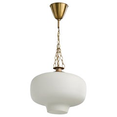 Designer suédois, lampe suspendue, verre, laiton, Suède, années 1950