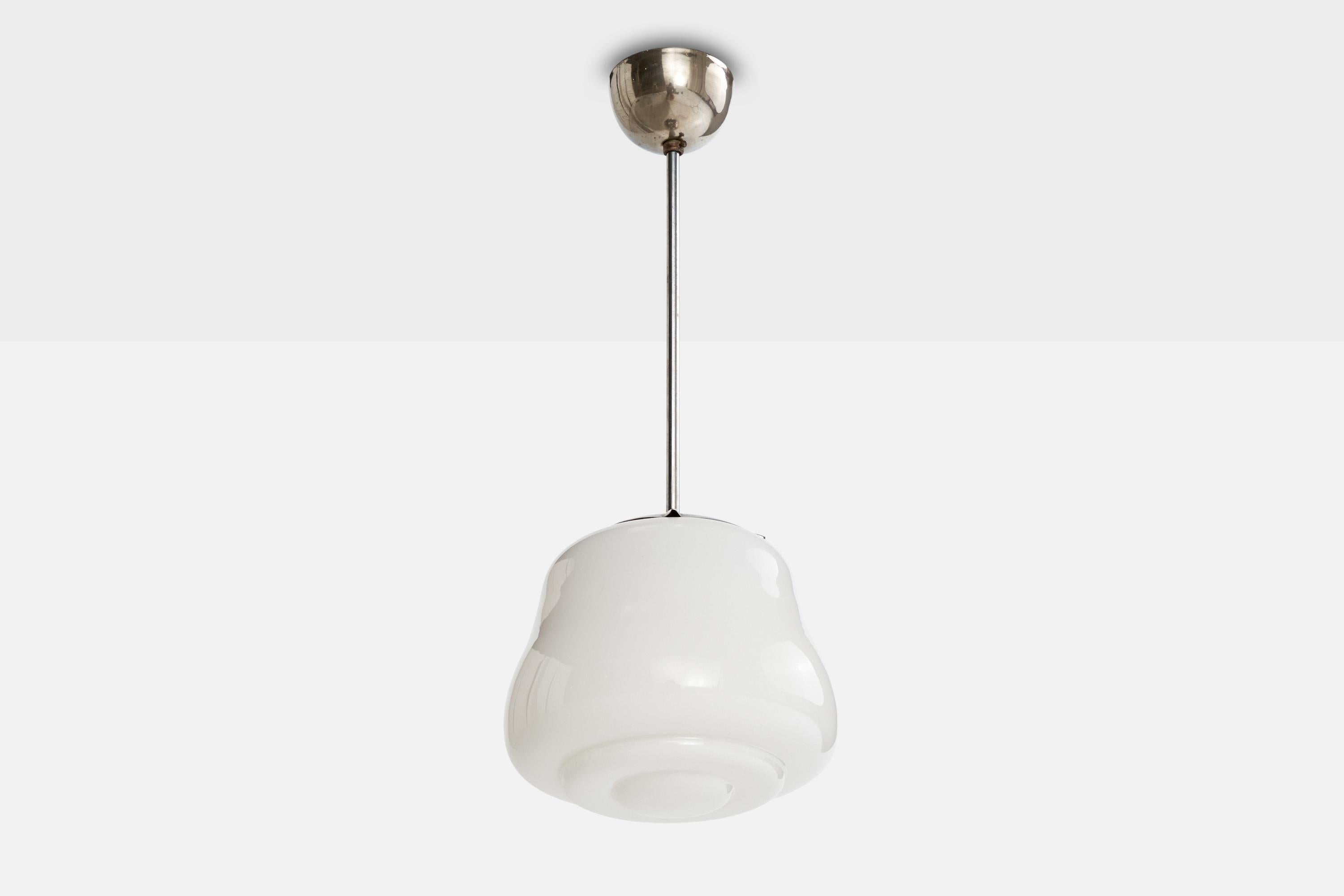 Un pendente in metallo cromato e vetro opalino bianco progettato e prodotto in Svezia, negli anni '30 circa.

Dimensioni complessive (pollici): 22