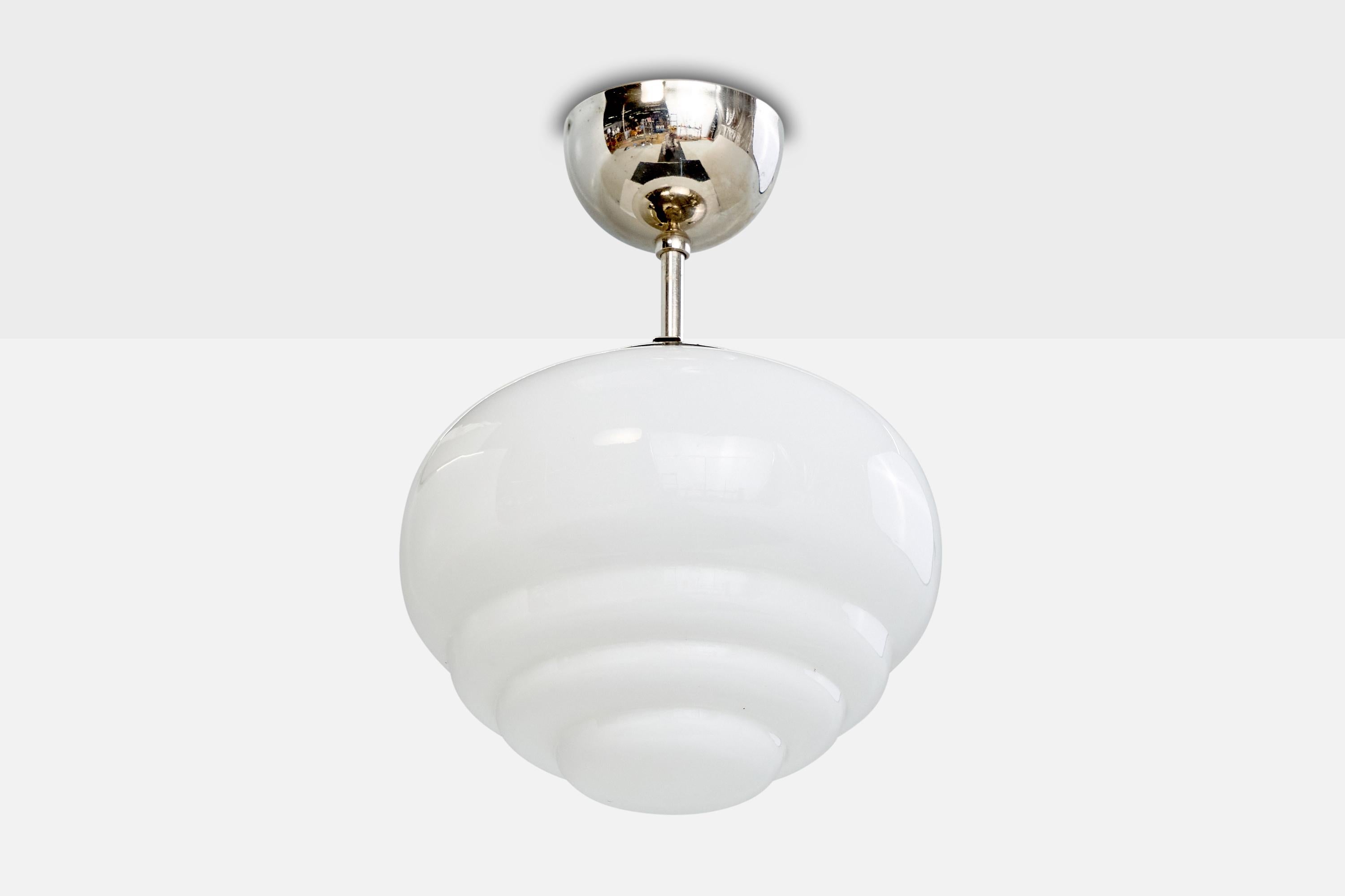 Lampada a sospensione in metallo cromato e vetro opalino bianco progettata e prodotta in Svezia, anni '30 circa.

Dimensioni complessive (pollici): 11