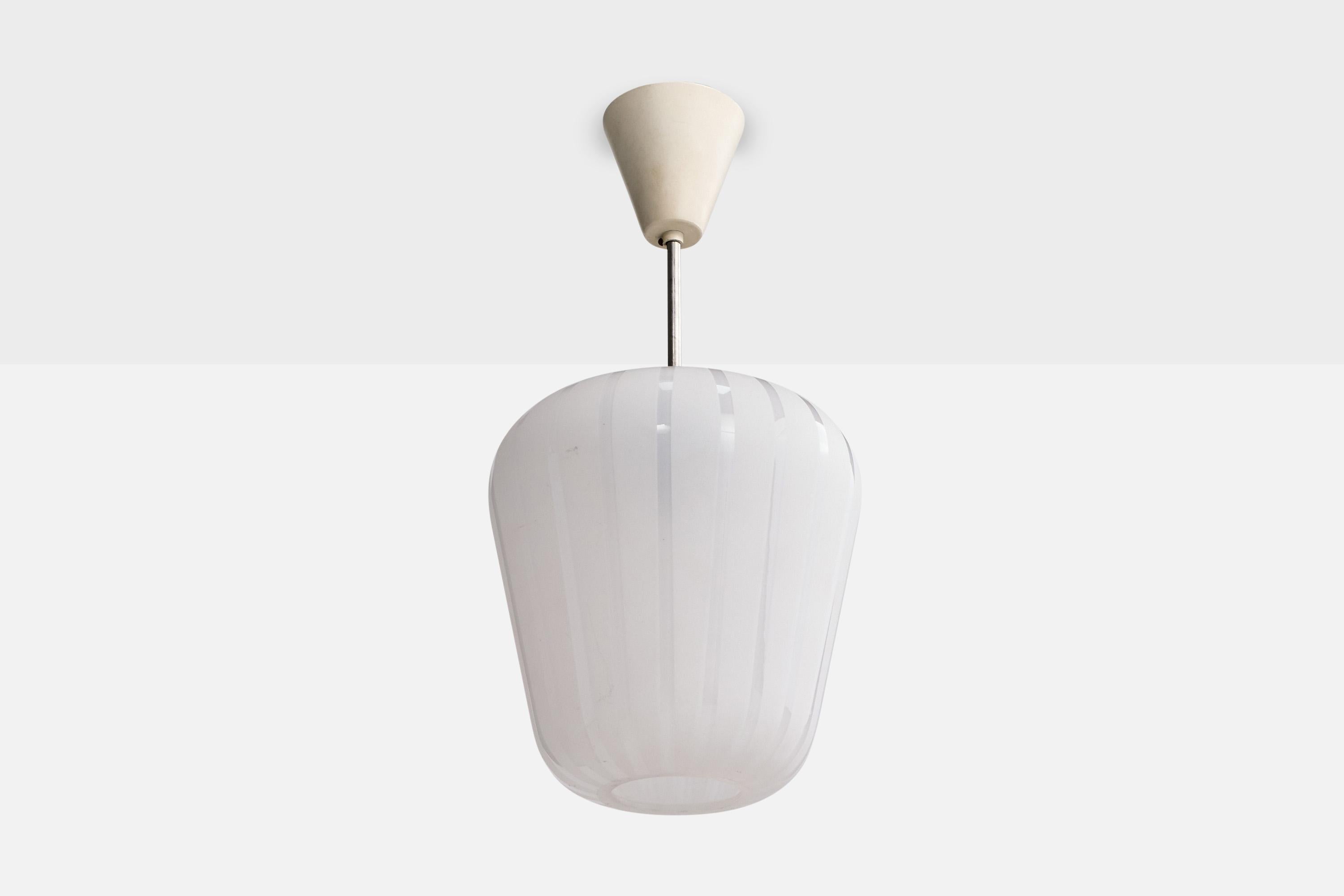 Una lampada a sospensione in vetro acidato e metallo progettata e prodotta in Svezia, negli anni '40 circa.

Leggero scolorimento presente nella lacca bianca del tettuccio in metallo

Usura coerente con l'età e l'uso

Dimensioni complessive