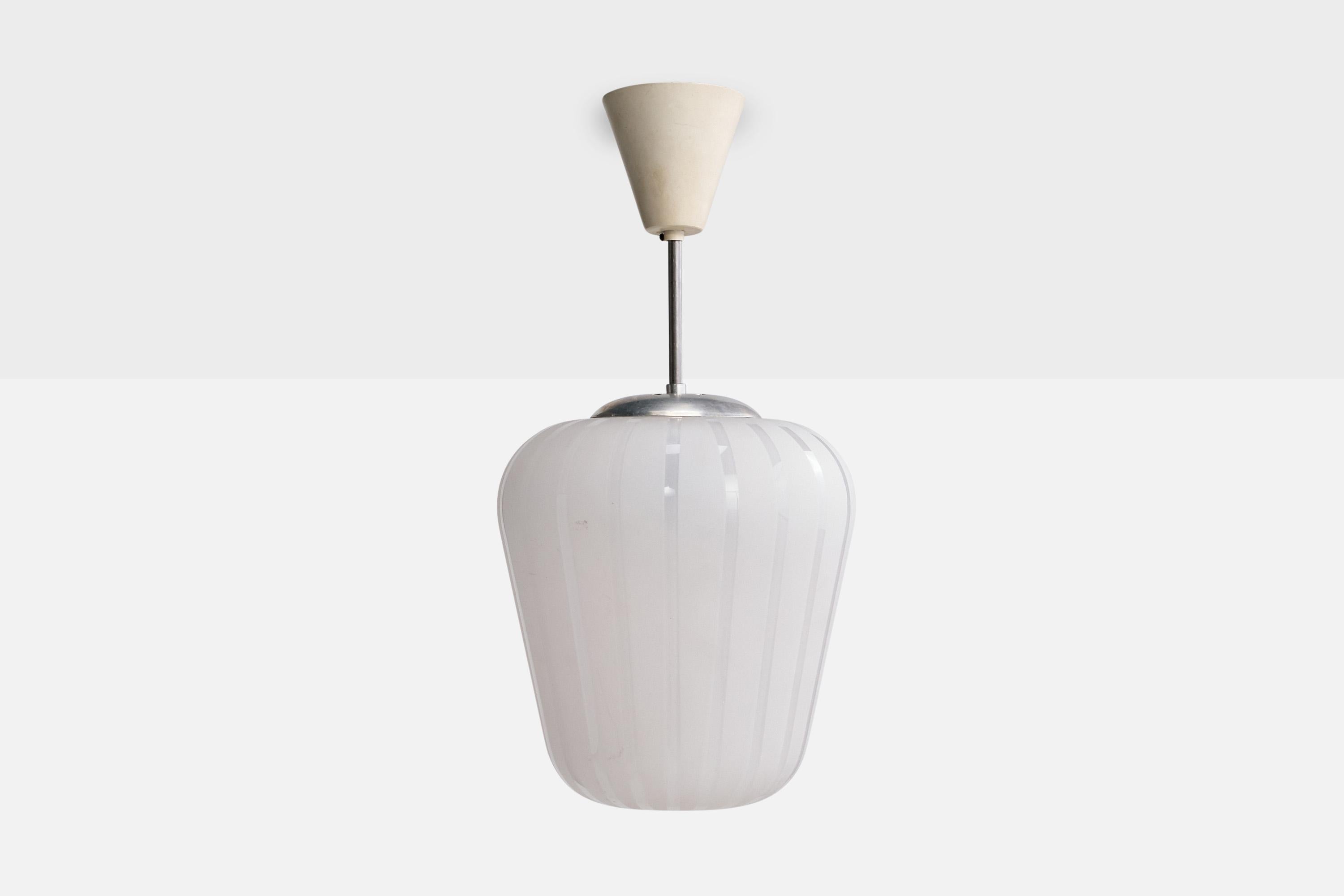 Scandinavo moderno Designer svedese, lampada a sospensione, vetro, metallo, Svezia, anni '40 in vendita