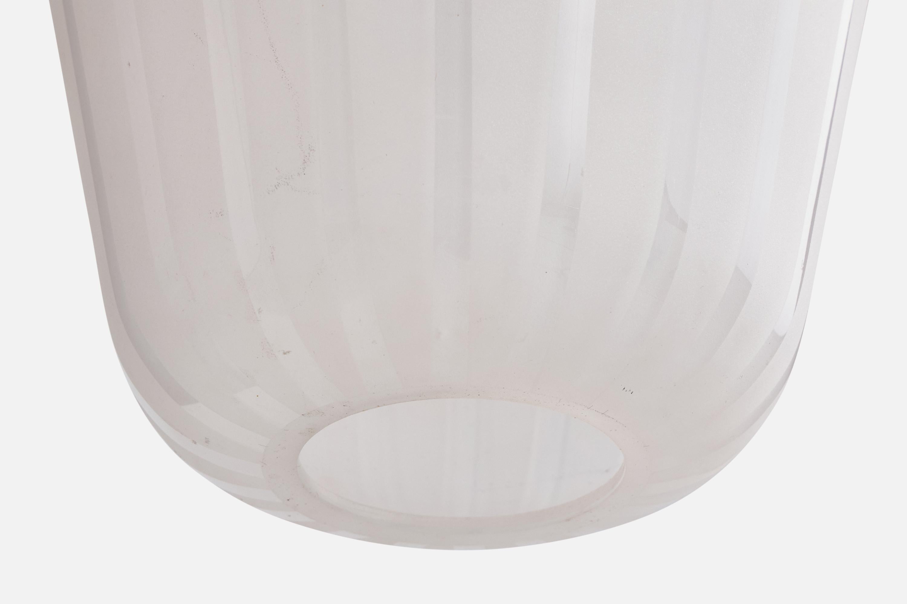 Metà XX secolo Designer svedese, lampada a sospensione, vetro, metallo, Svezia, anni '40 in vendita
